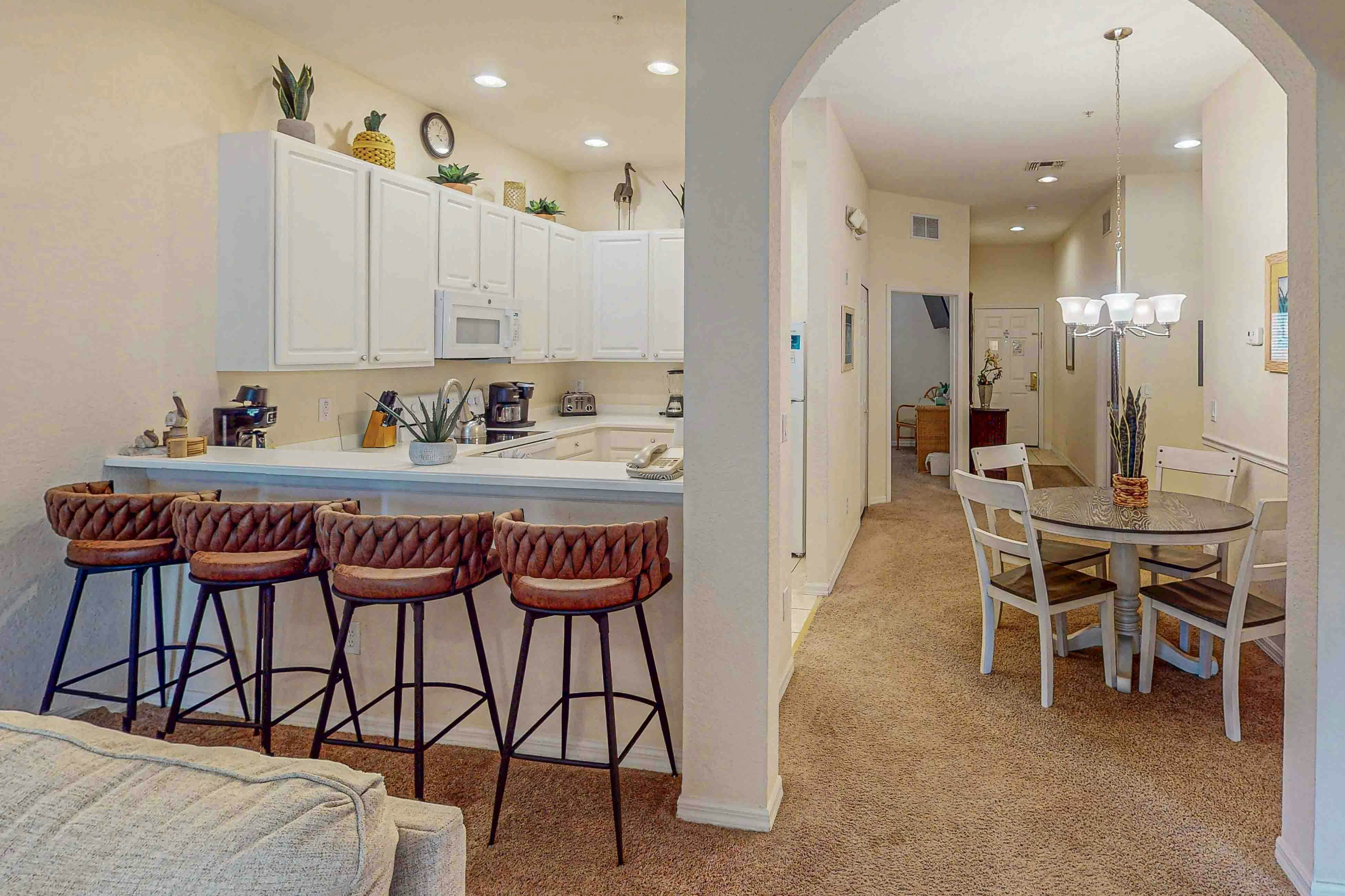 Lovely Condo with Balcony & Shared Gym, Pool, and Sauna