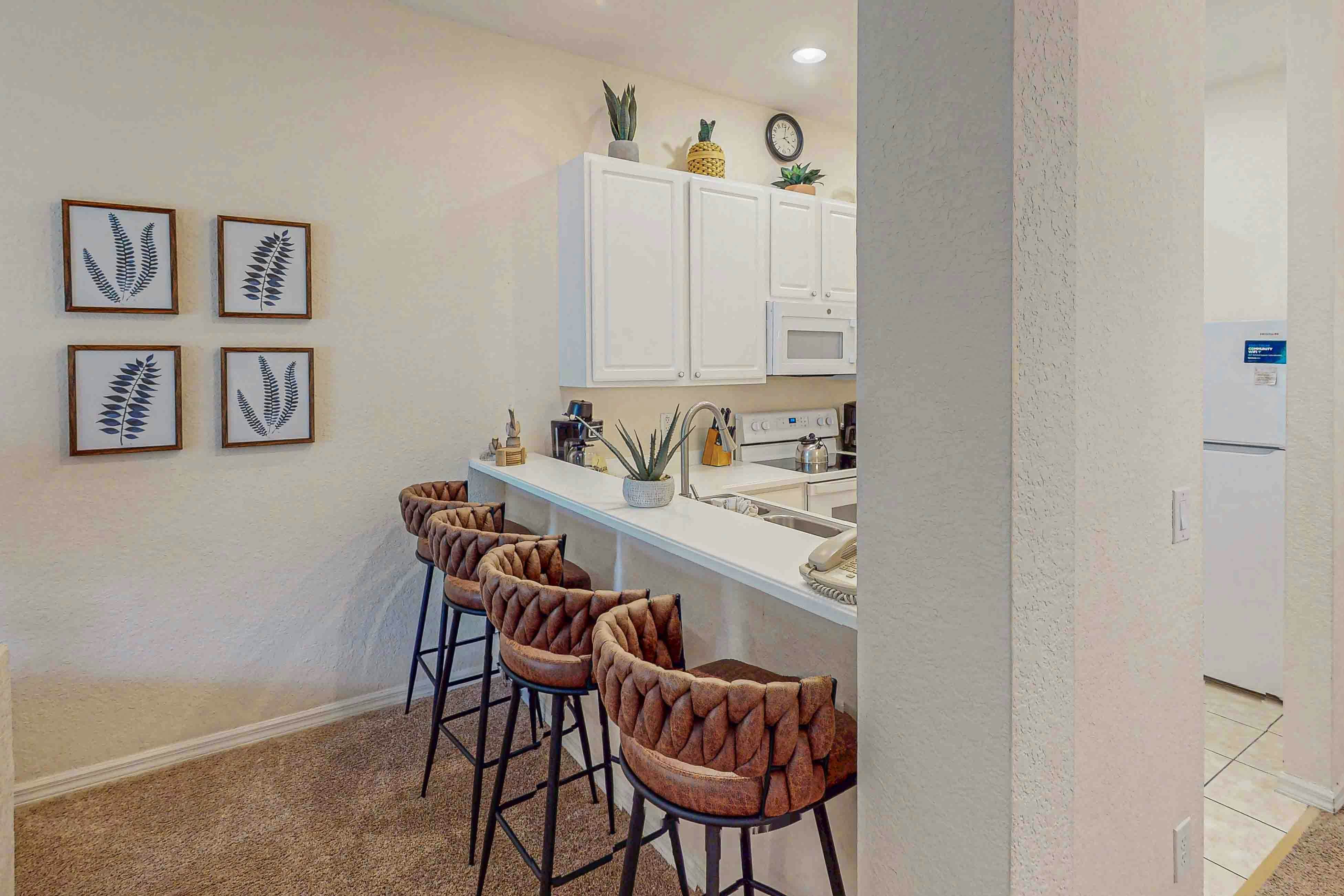 Lovely Condo with Balcony & Shared Gym, Pool, and Sauna