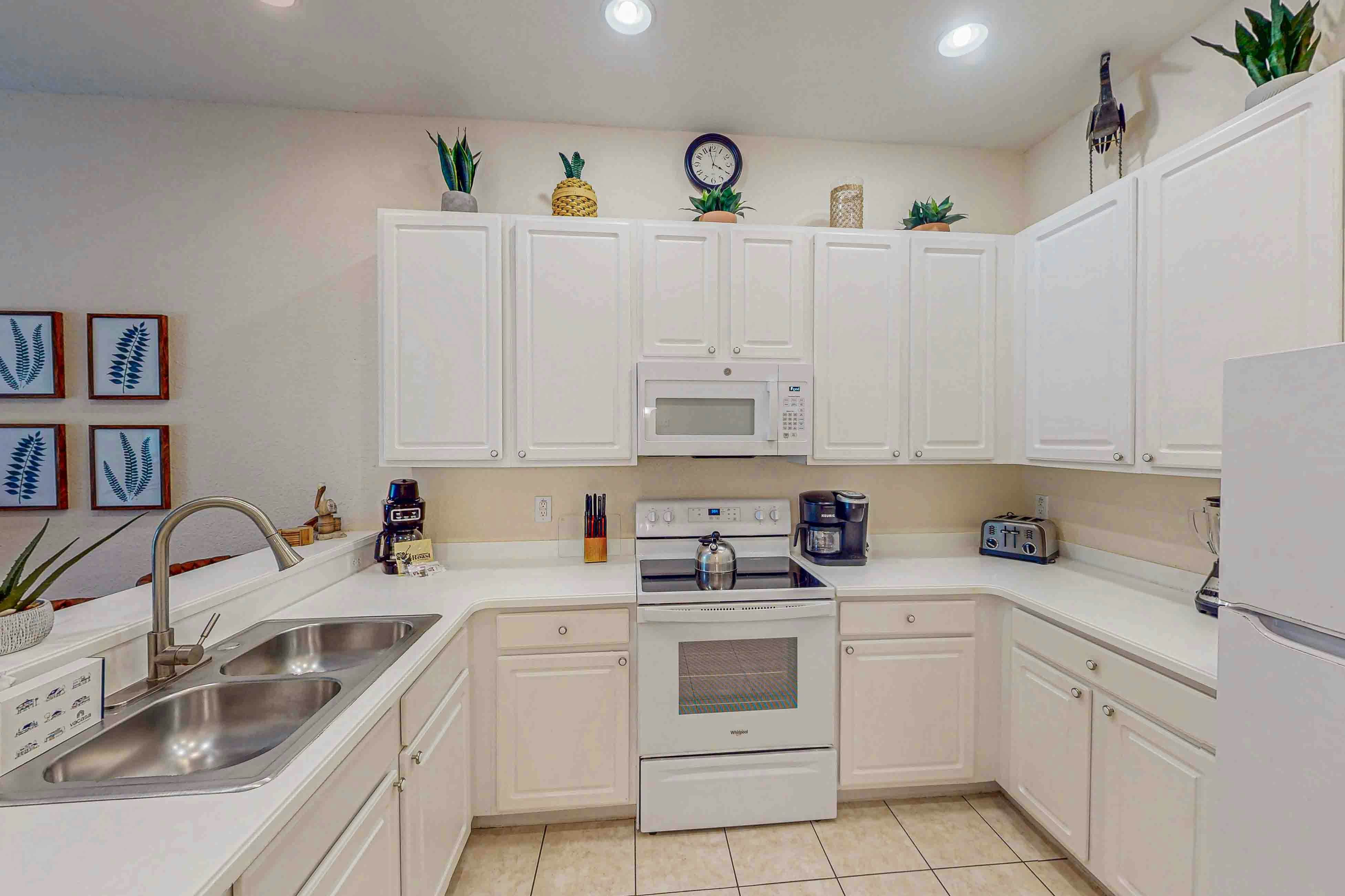 Lovely Condo with Balcony & Shared Gym, Pool, and Sauna