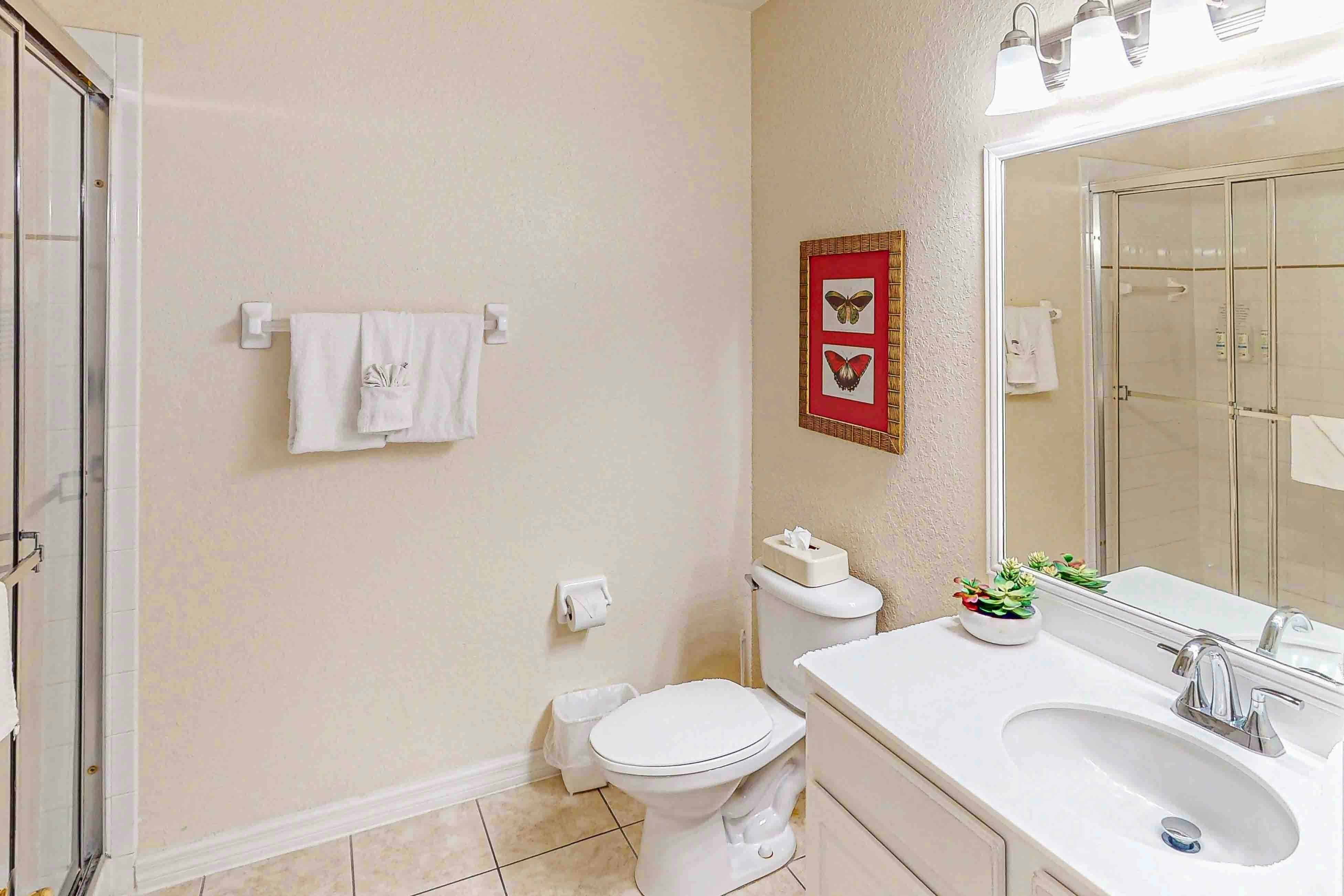 Lovely Condo with Balcony & Shared Gym, Pool, and Sauna