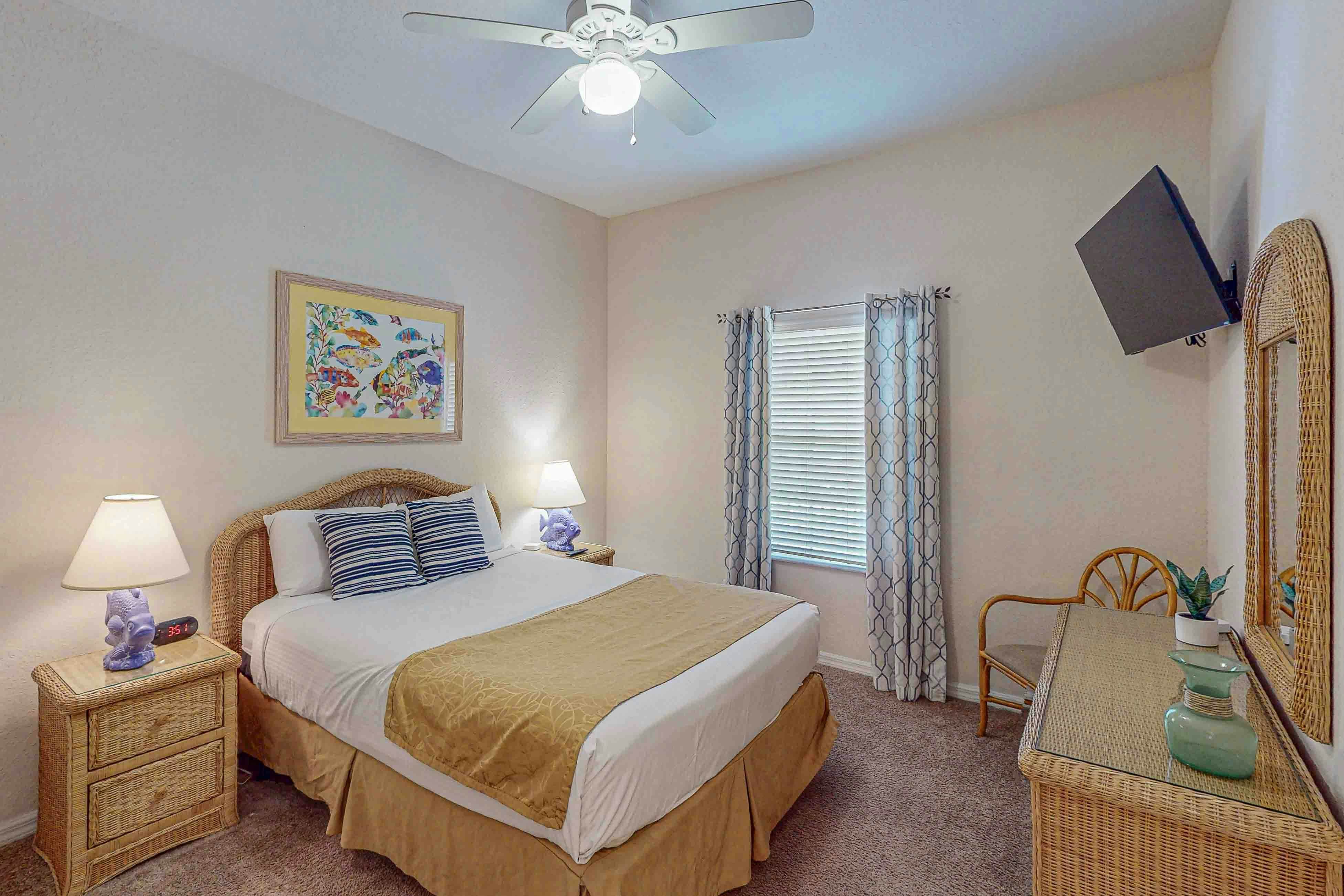 Lovely Condo with Balcony & Shared Gym, Pool, and Sauna