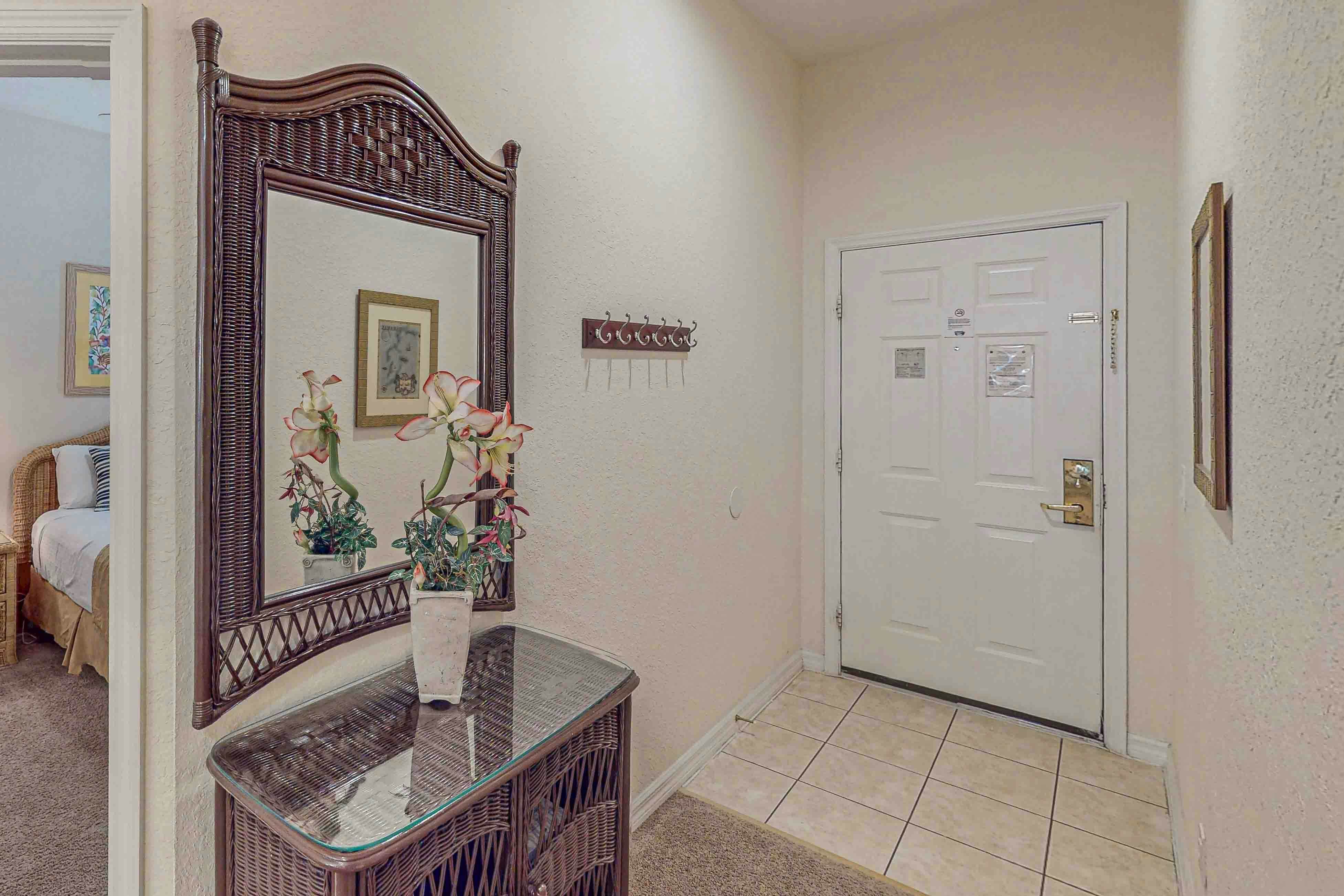 Lovely Condo with Balcony & Shared Gym, Pool, and Sauna