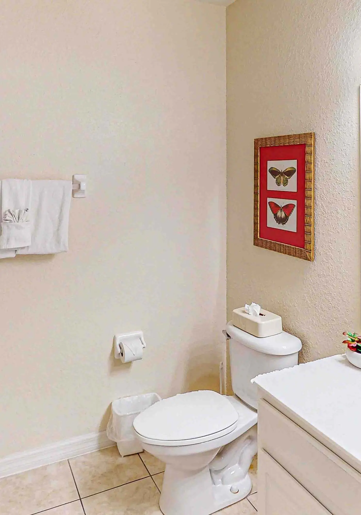 Lovely Condo with Balcony & Shared Gym, Pool, and Sauna