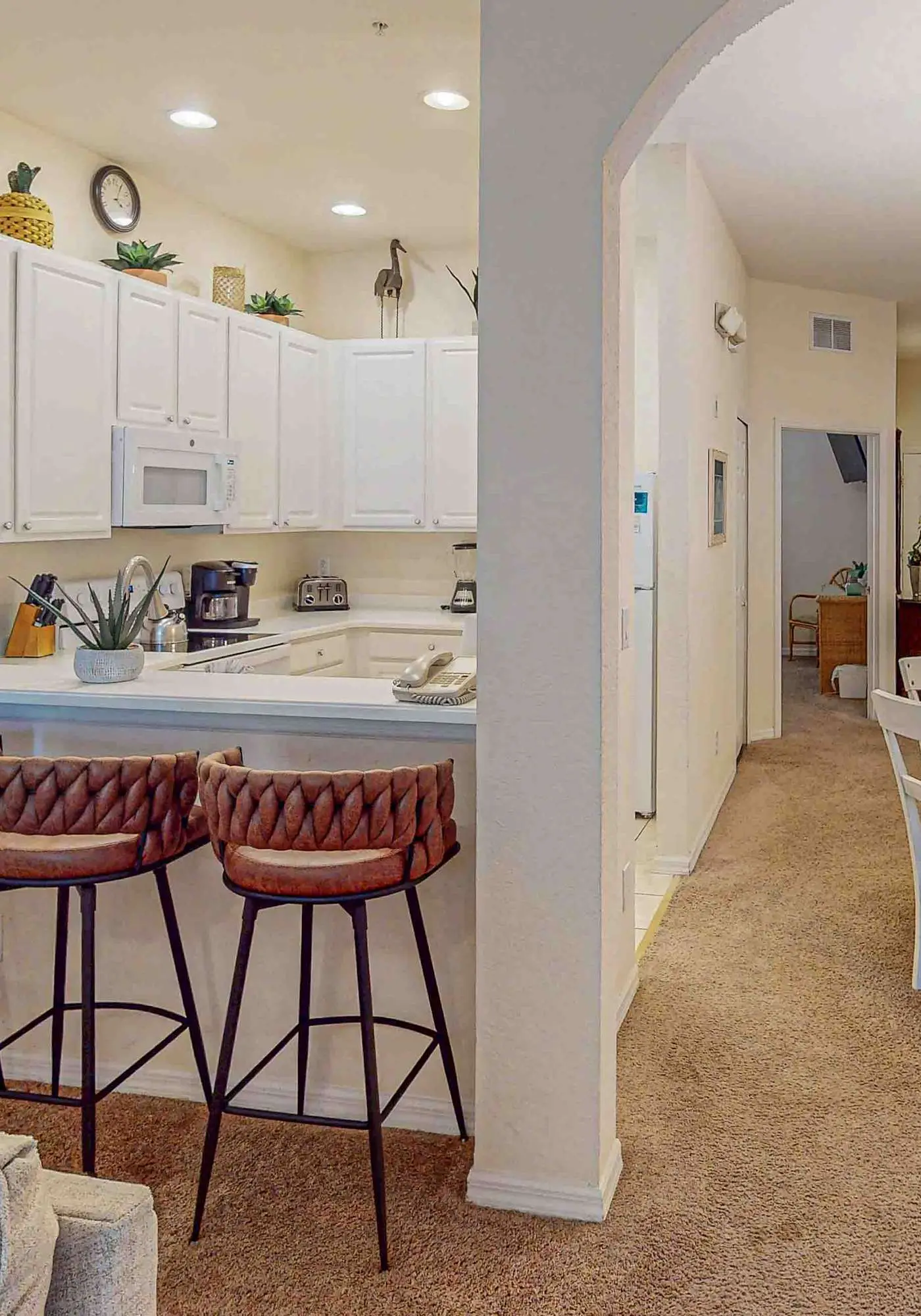 Lovely Condo with Balcony & Shared Gym, Pool, and Sauna