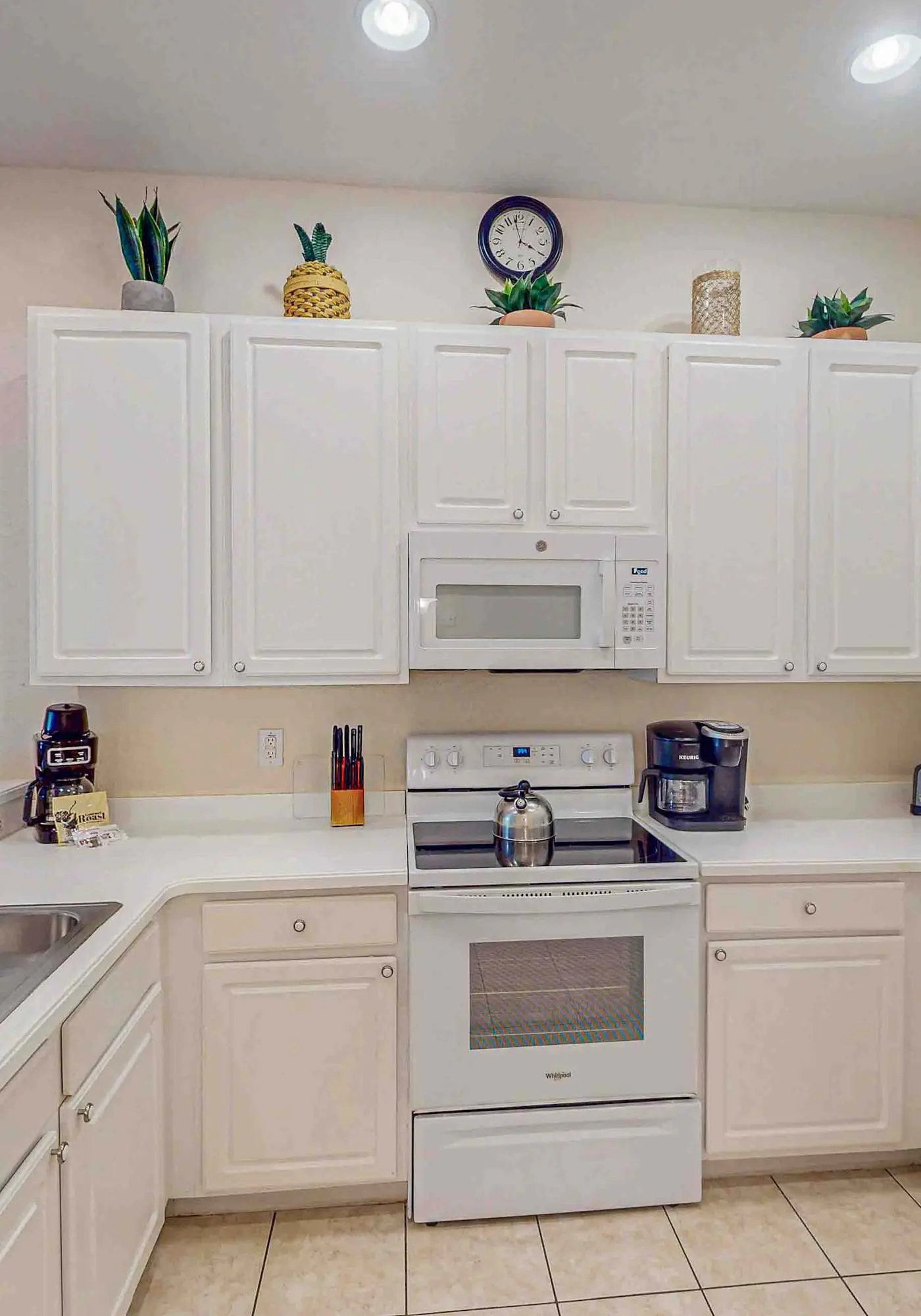 Lovely Condo with Balcony & Shared Gym, Pool, and Sauna