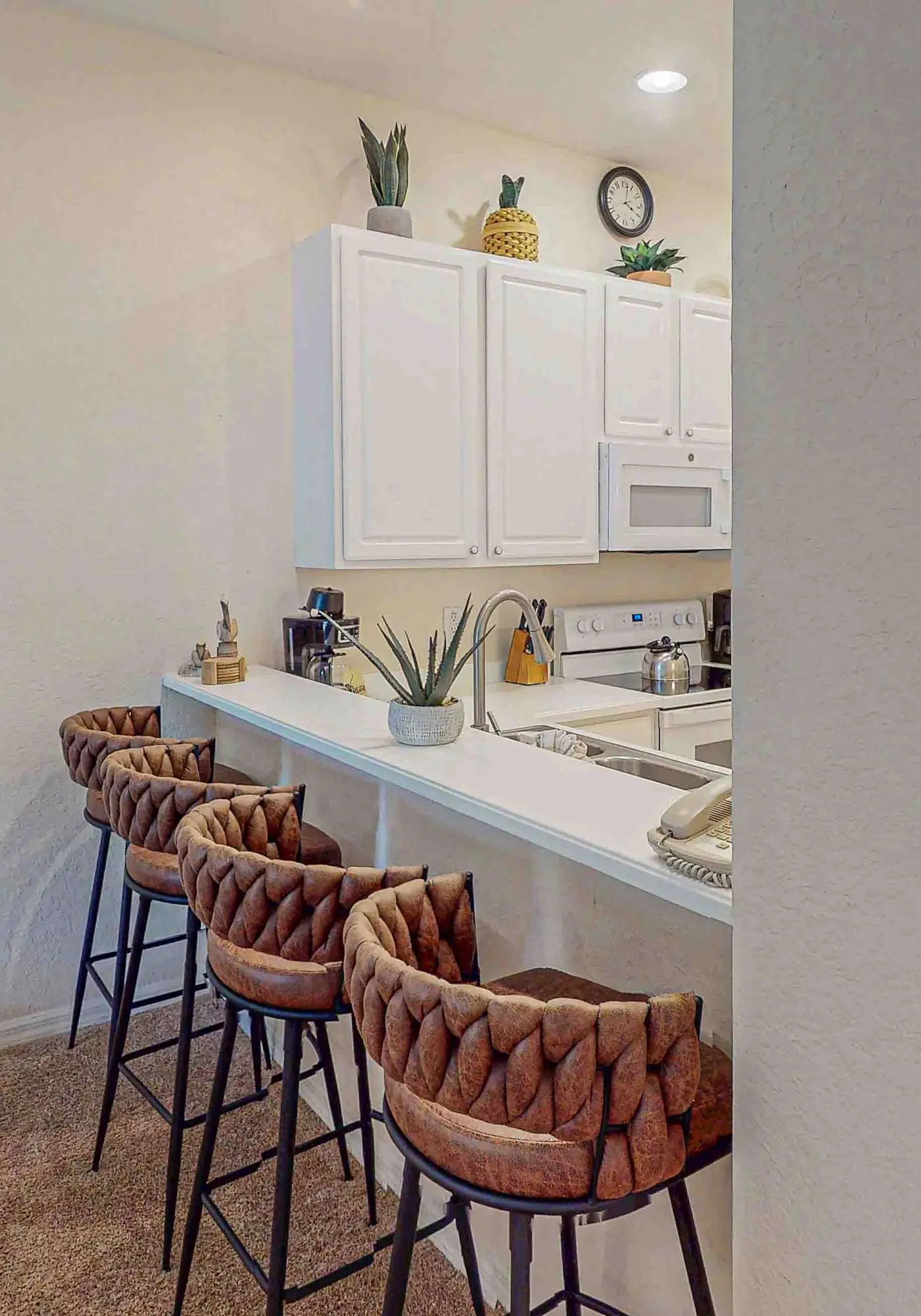 Lovely Condo with Balcony & Shared Gym, Pool, and Sauna