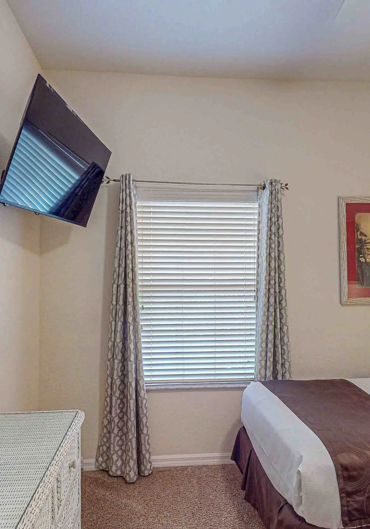 Lovely Condo with Balcony & Shared Gym, Pool, and Sauna