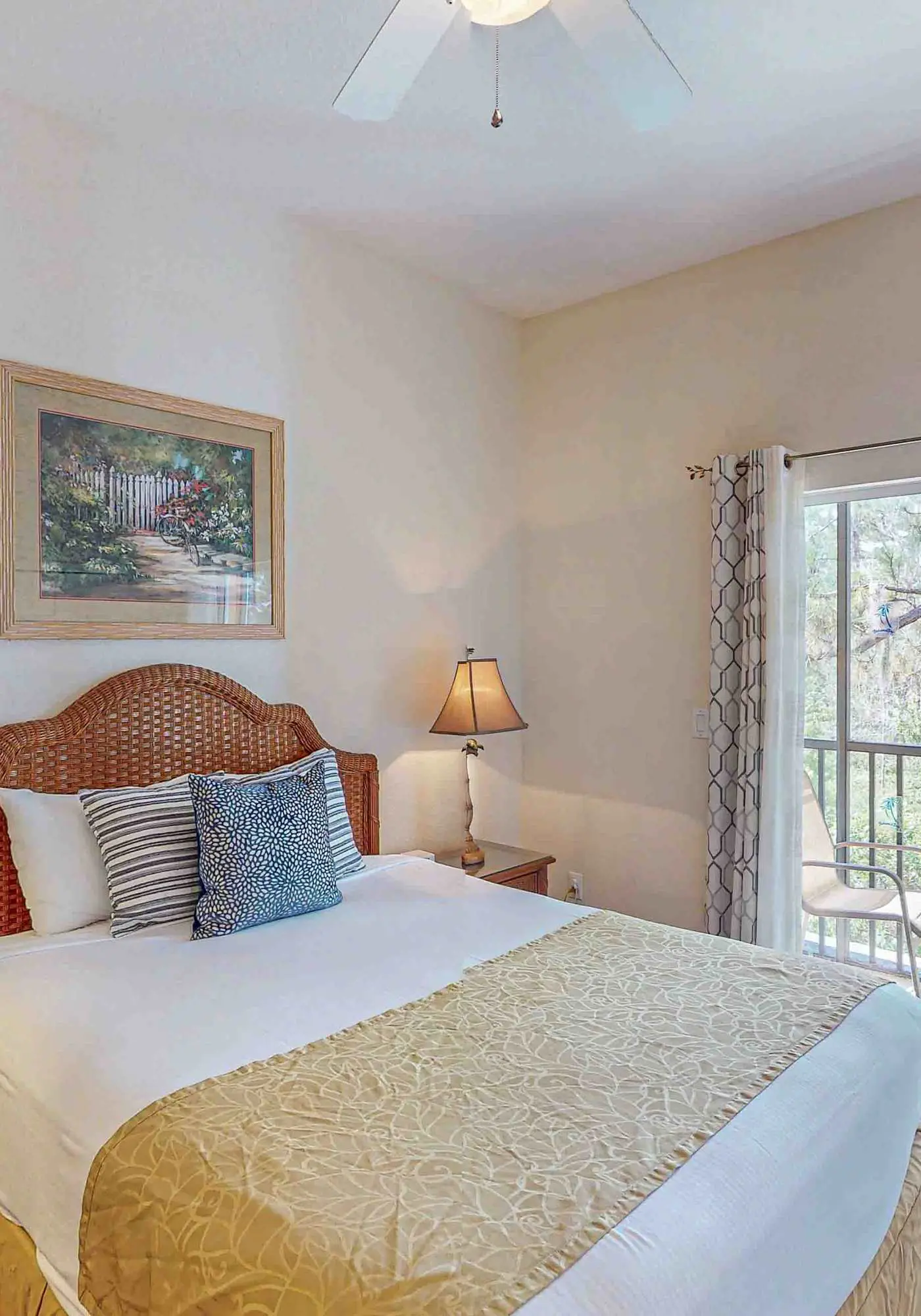 Lovely Condo with Balcony & Shared Gym, Pool, and Sauna