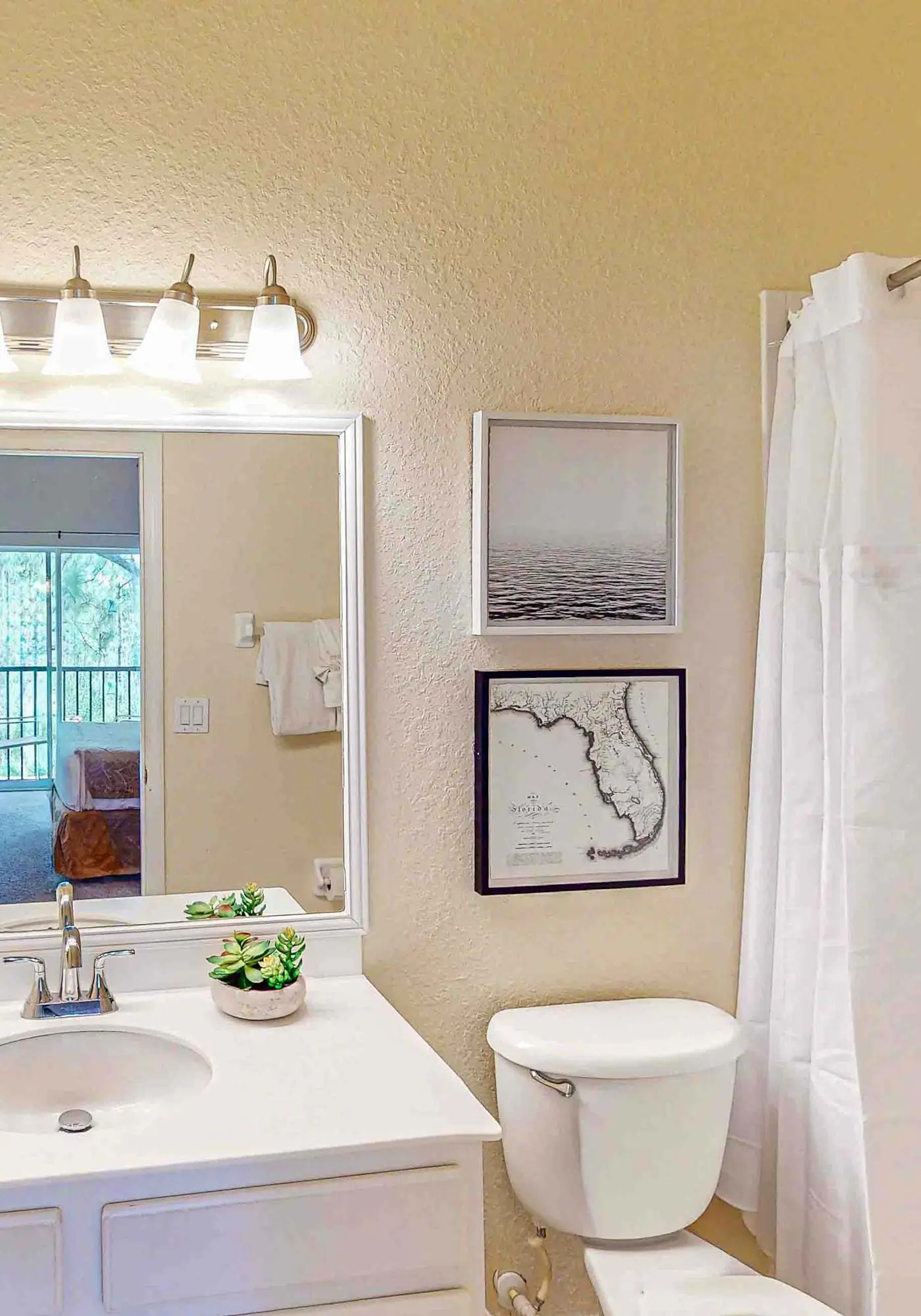 Lovely Condo with Balcony & Shared Gym, Pool, and Sauna