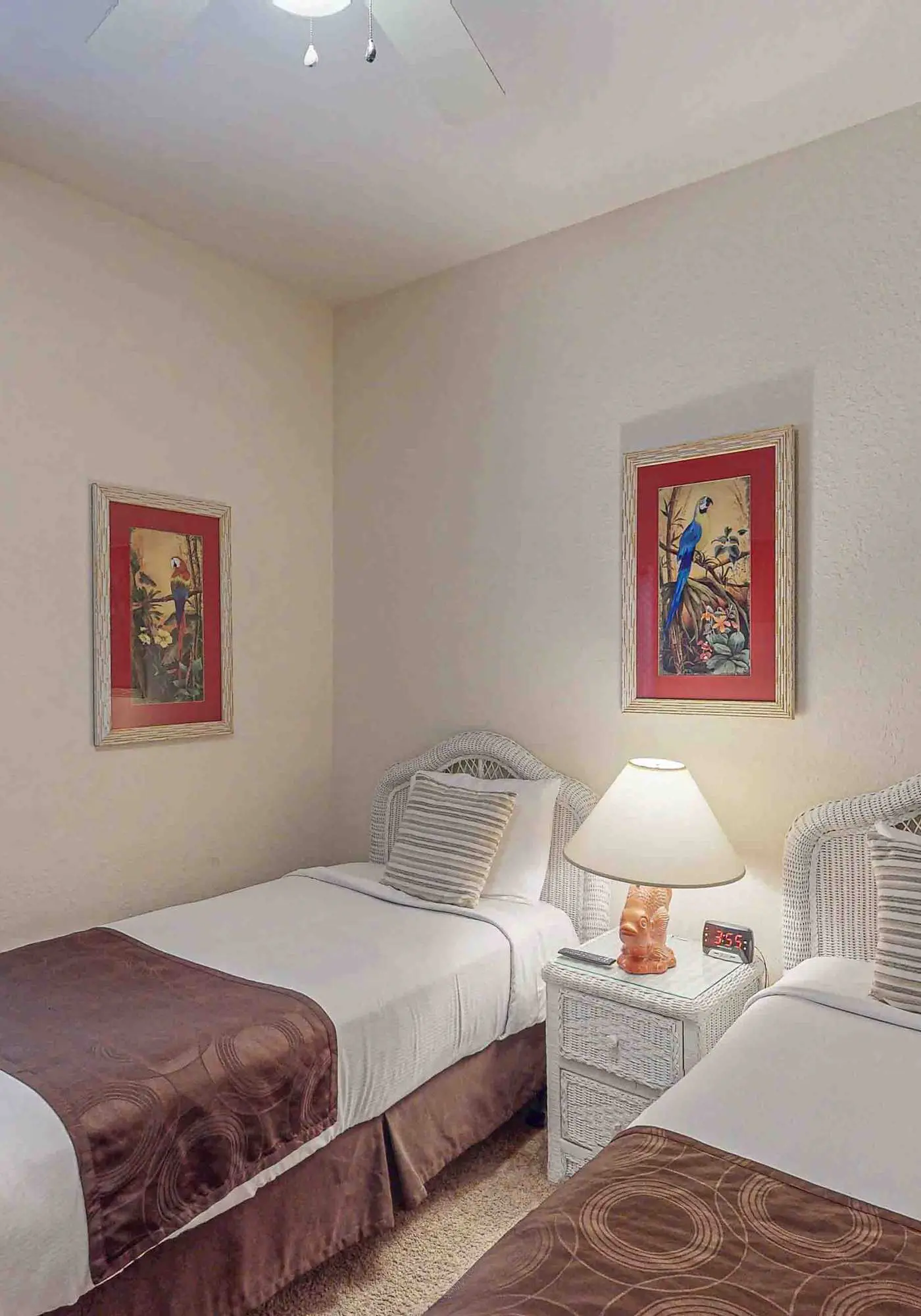 Lovely Condo with Balcony & Shared Gym, Pool, and Sauna