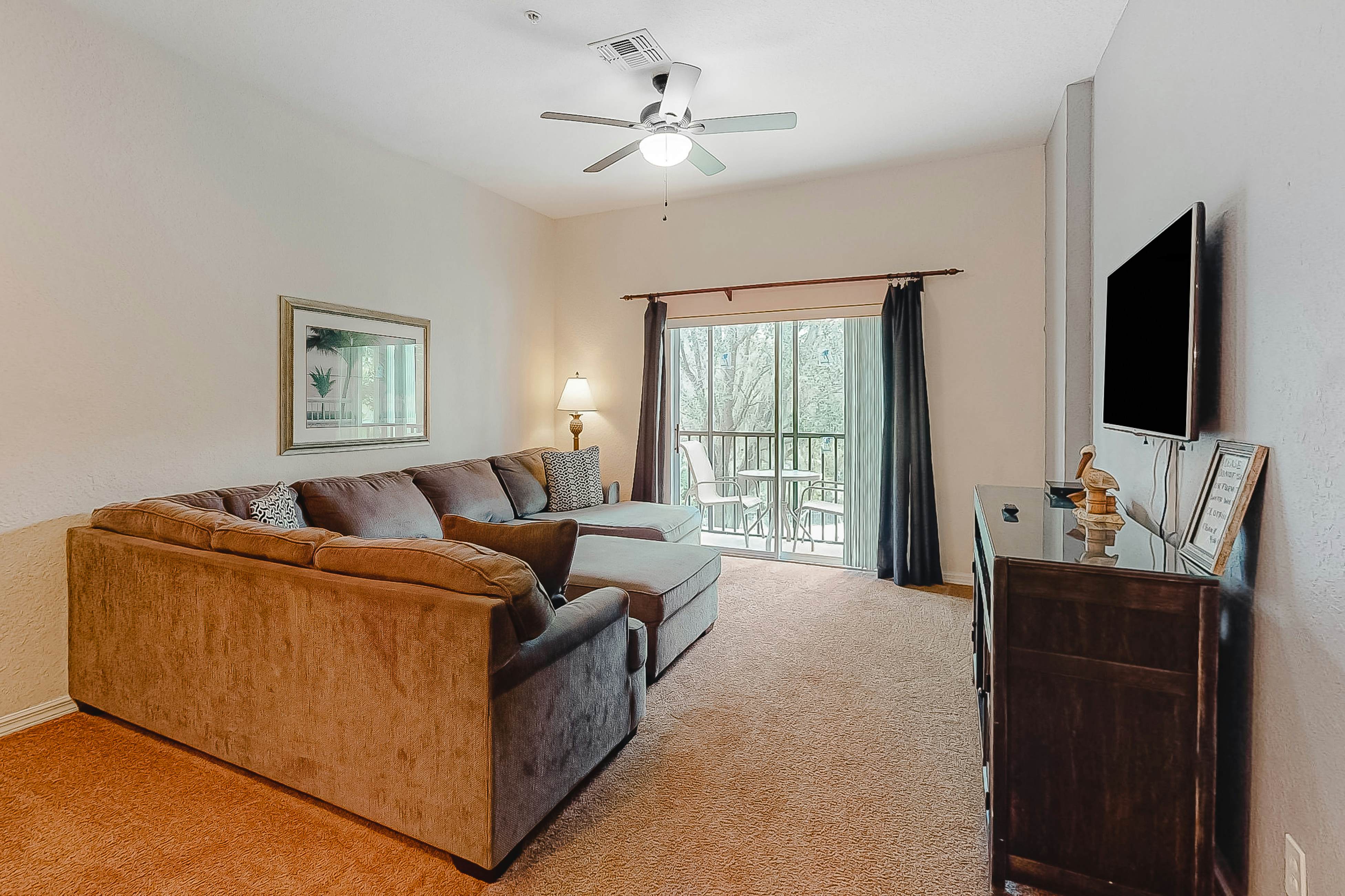 2nd floor condo near theme parks, restaurant, gym, shared pools, tennis court