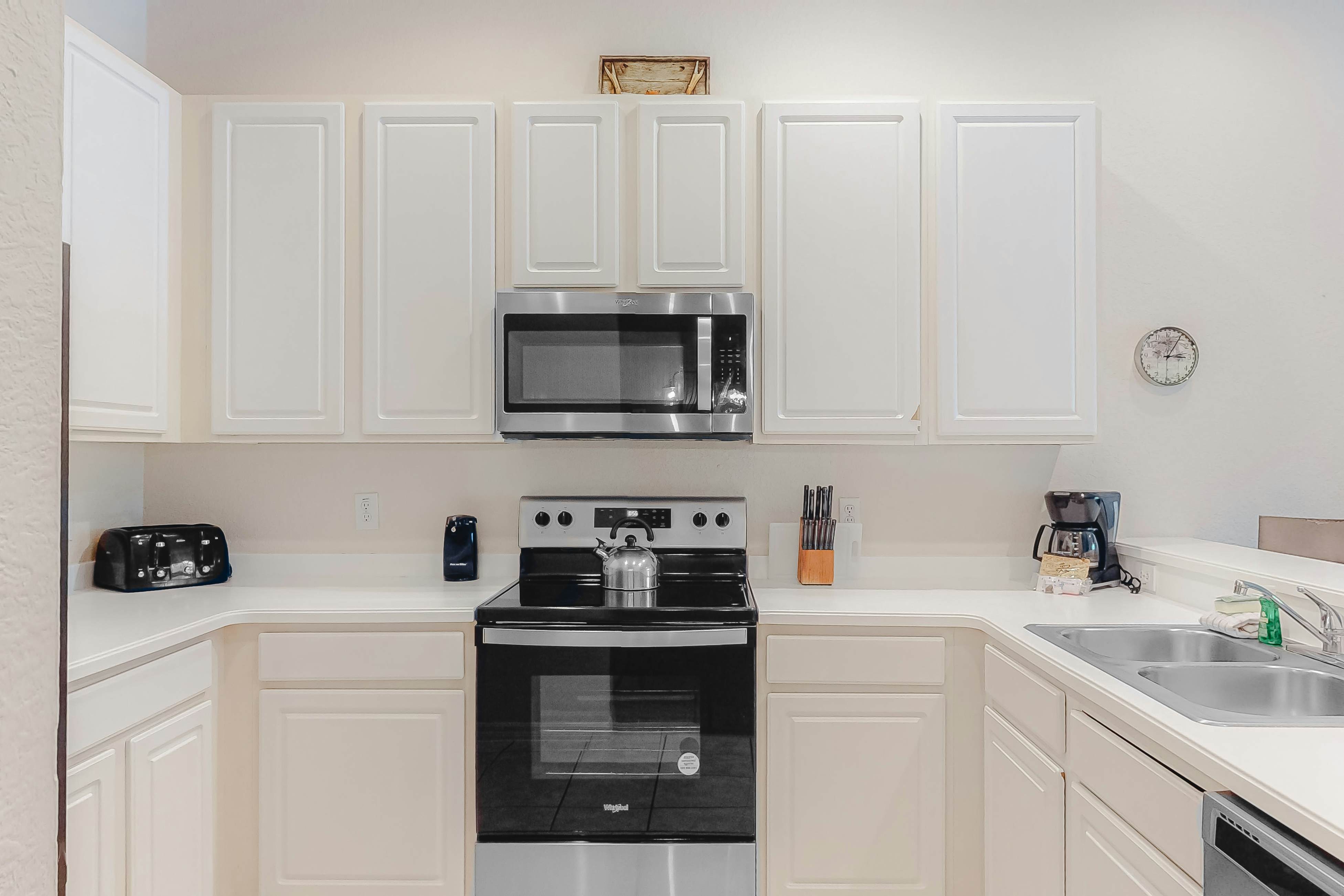 2nd floor condo near theme parks, restaurant, gym, shared pools, tennis court