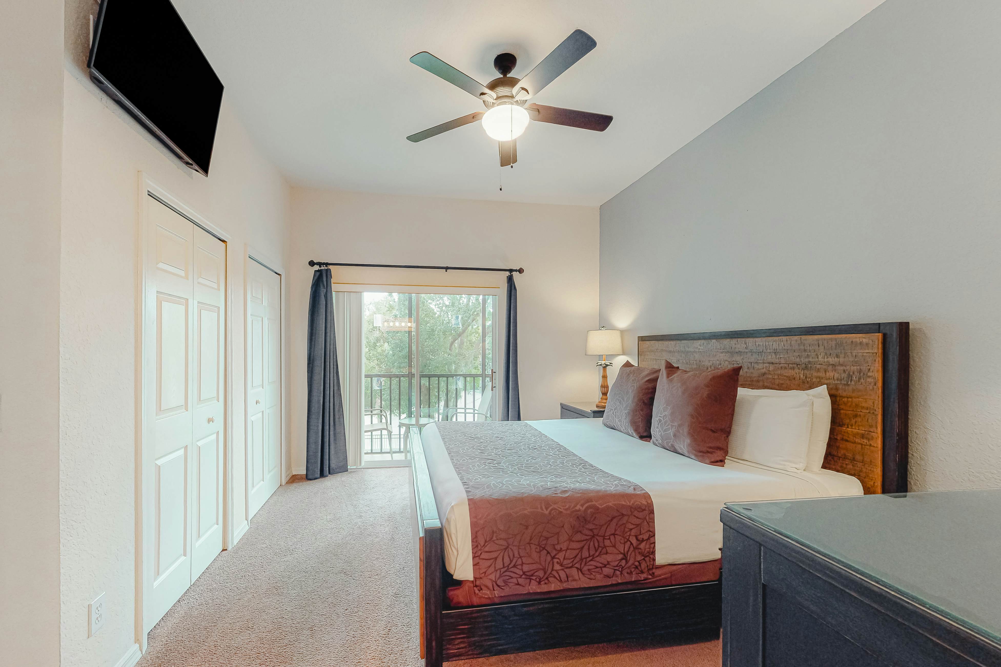 2nd floor condo near theme parks, restaurant, gym, shared pools, tennis court