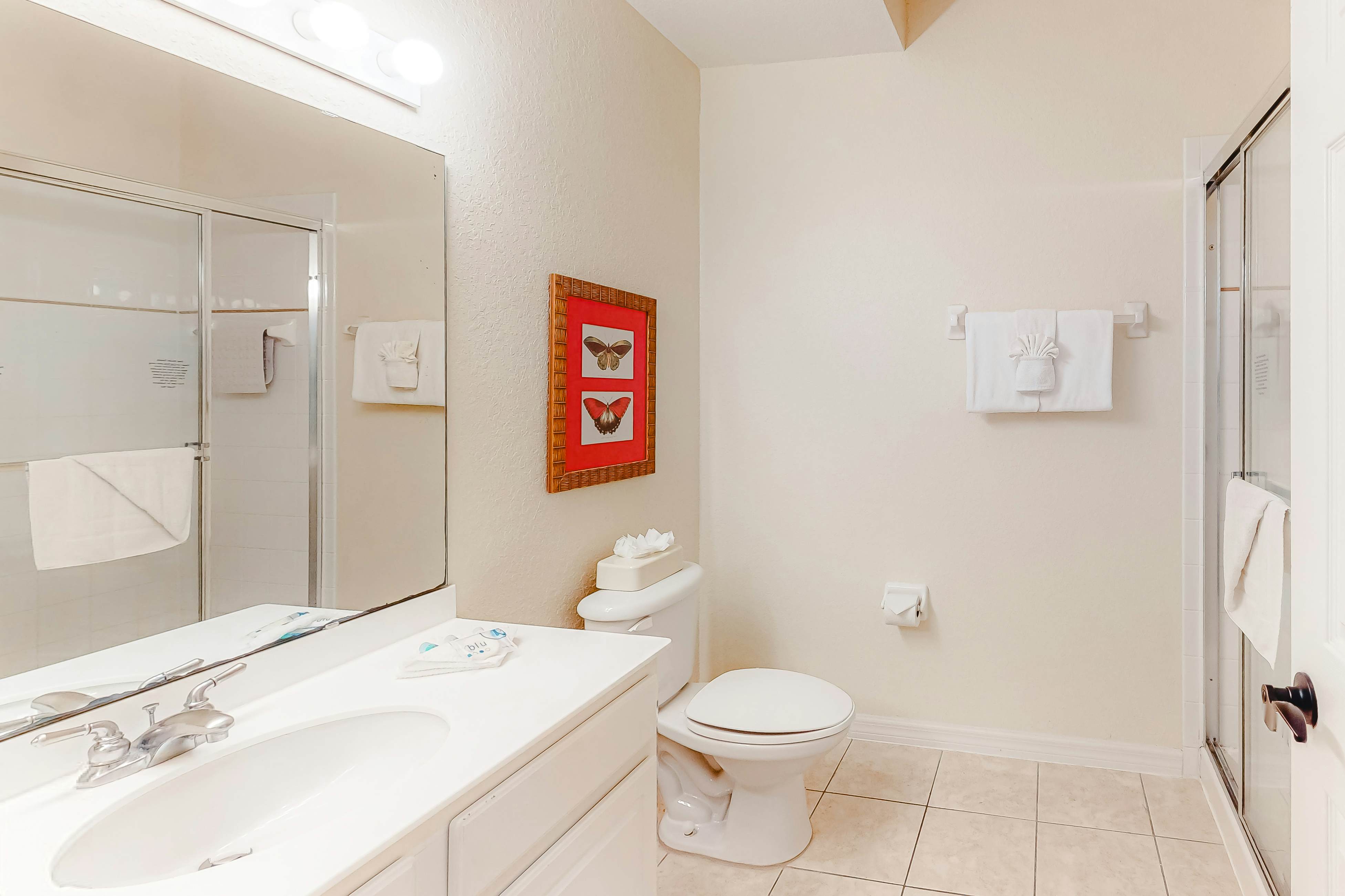 2nd floor condo near theme parks, restaurant, gym, shared pools, tennis court