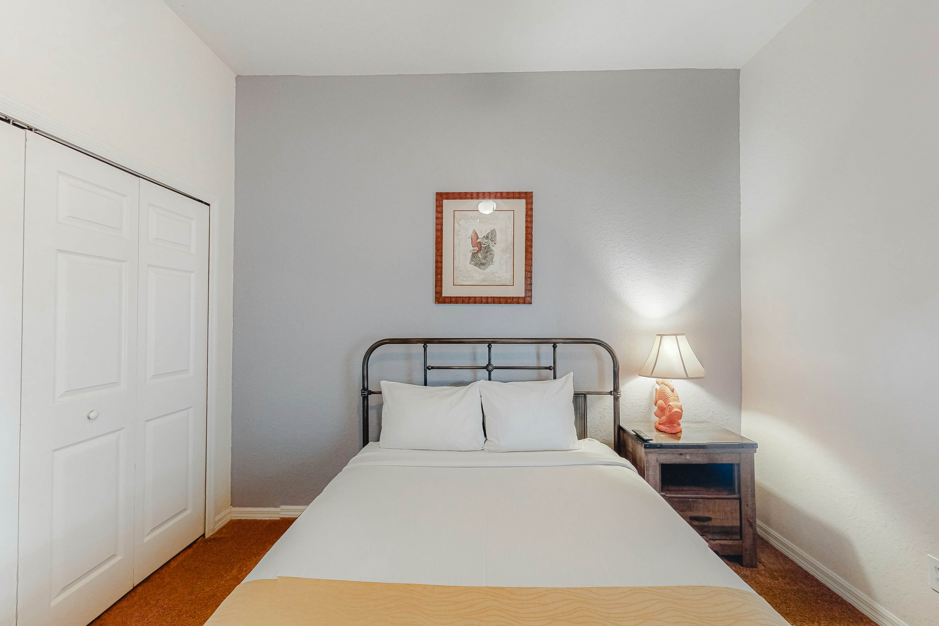 2nd floor condo near theme parks, restaurant, gym, shared pools, tennis court