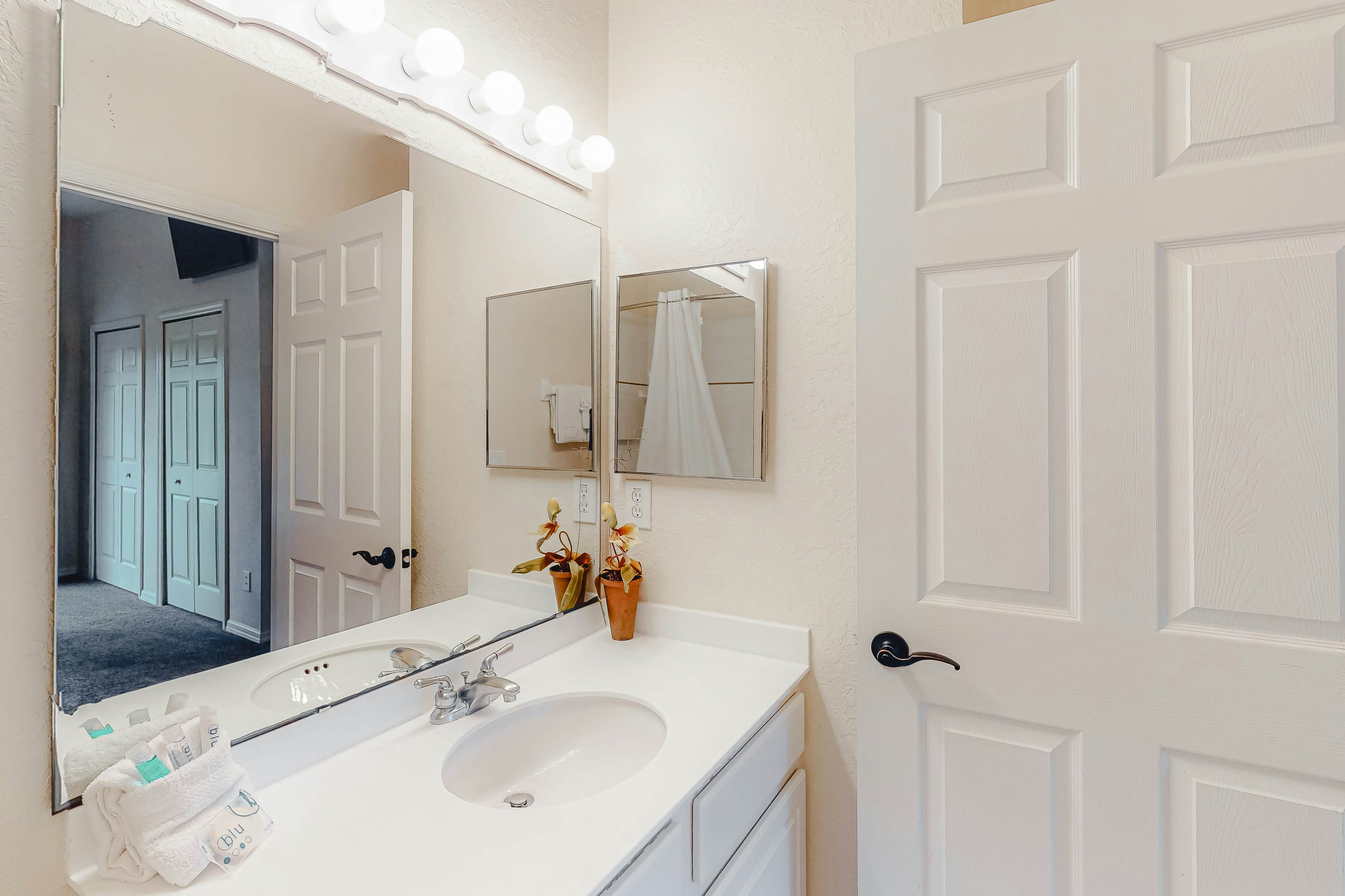 2nd floor condo near theme parks, restaurant, gym, shared pools, tennis court