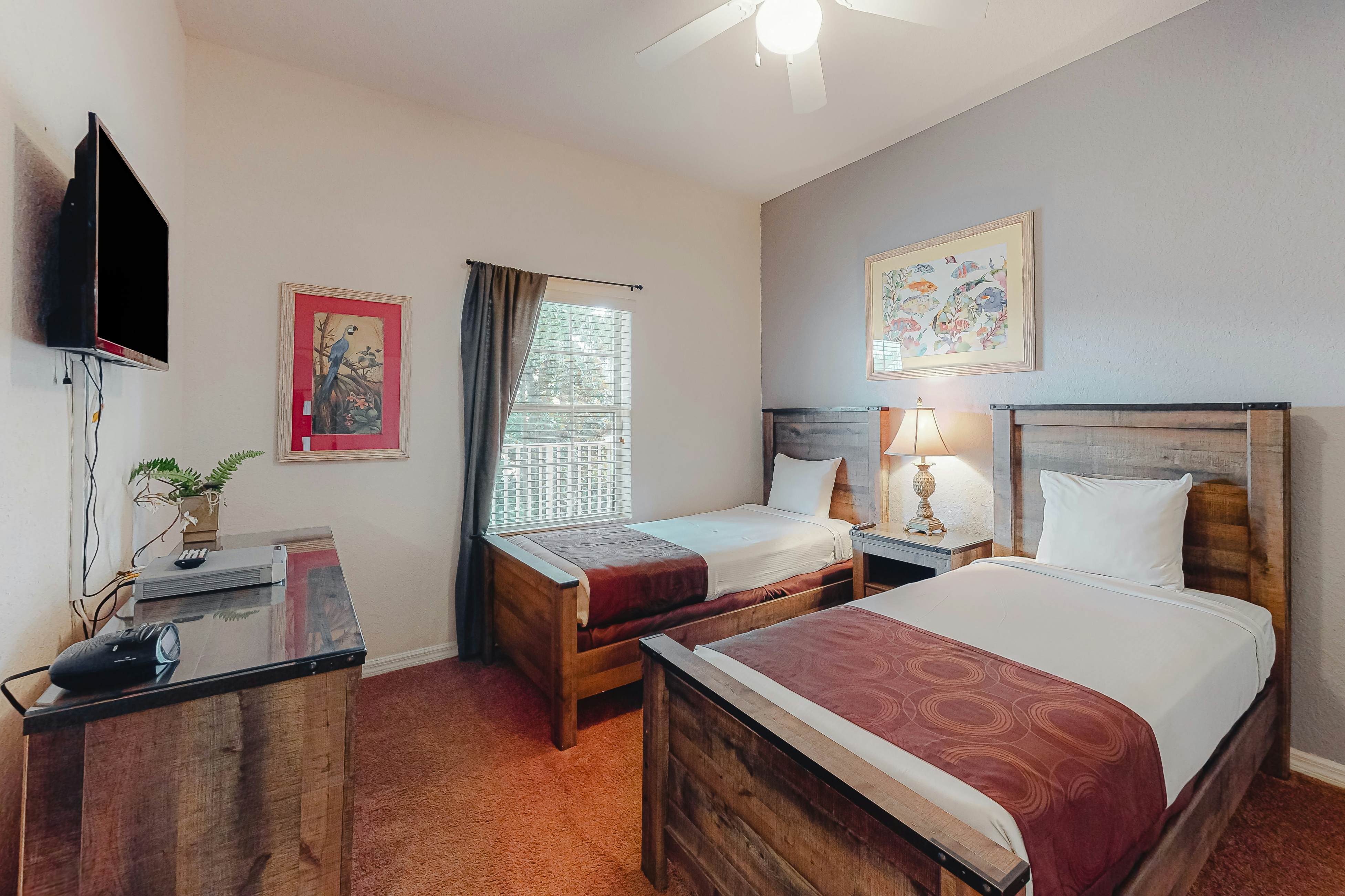 2nd floor condo near theme parks, restaurant, gym, shared pools, tennis court