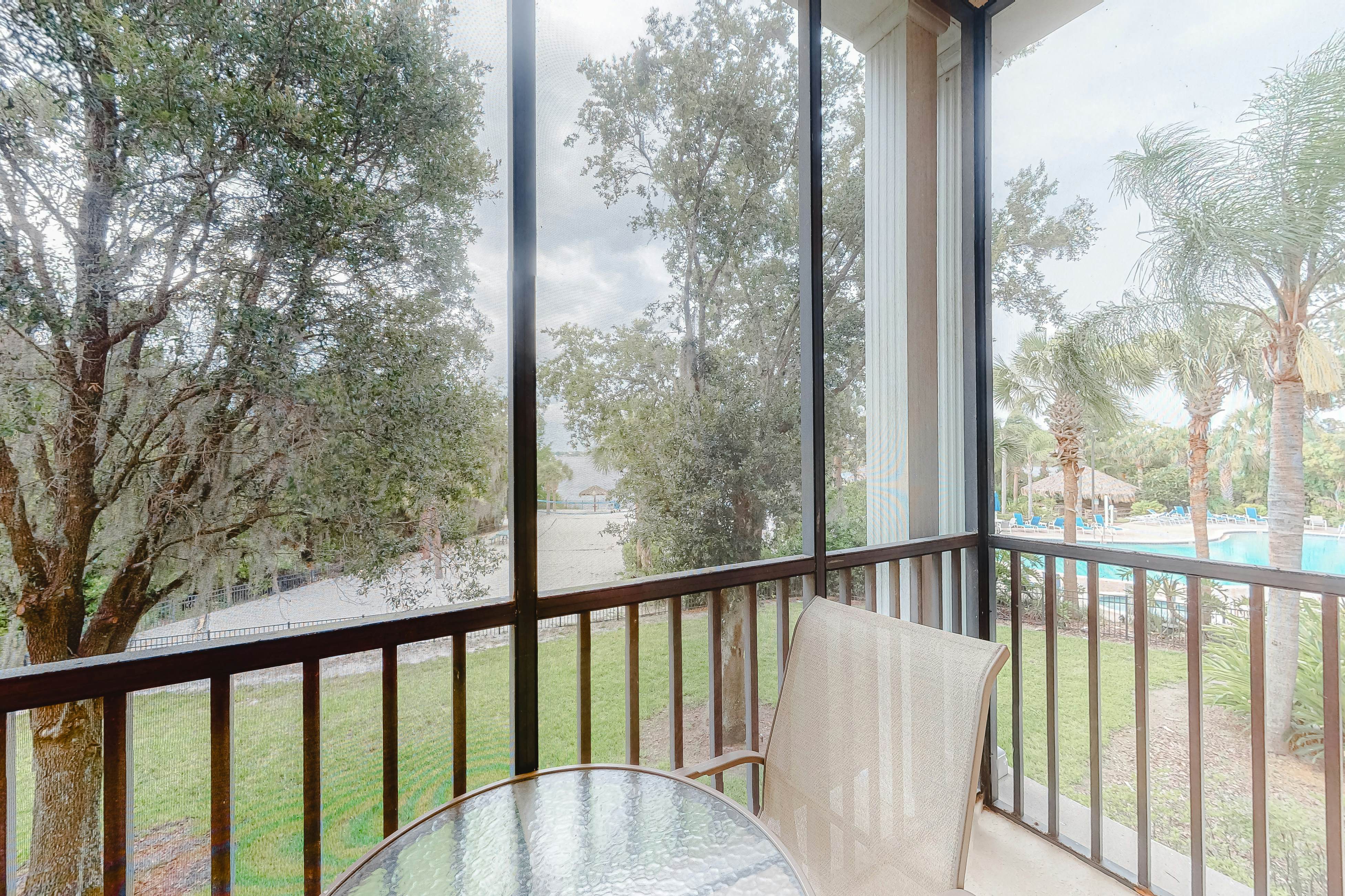 2nd floor condo near theme parks, restaurant, gym, shared pools, tennis court