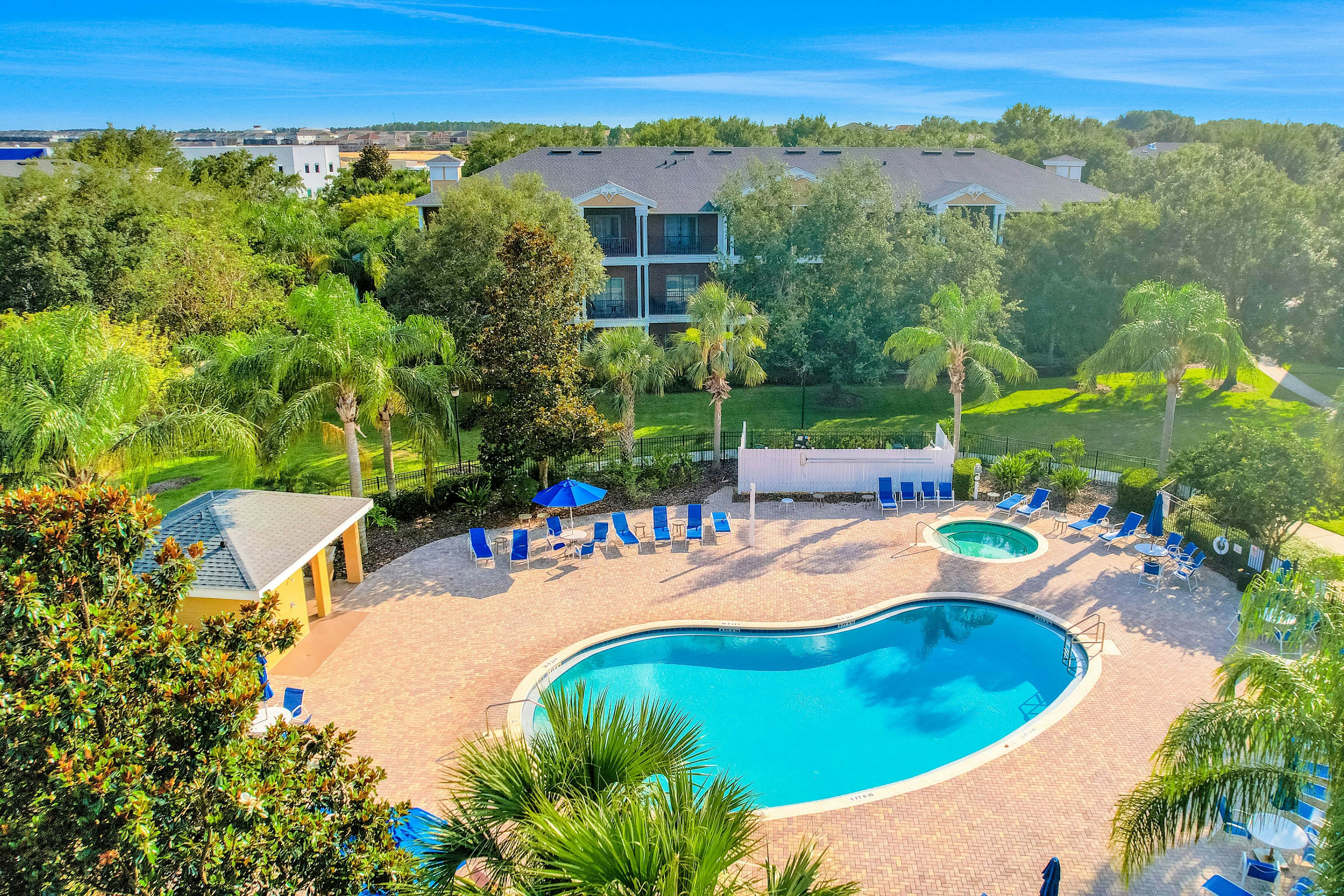 2nd floor condo near theme parks, restaurant, gym, shared pools, tennis court