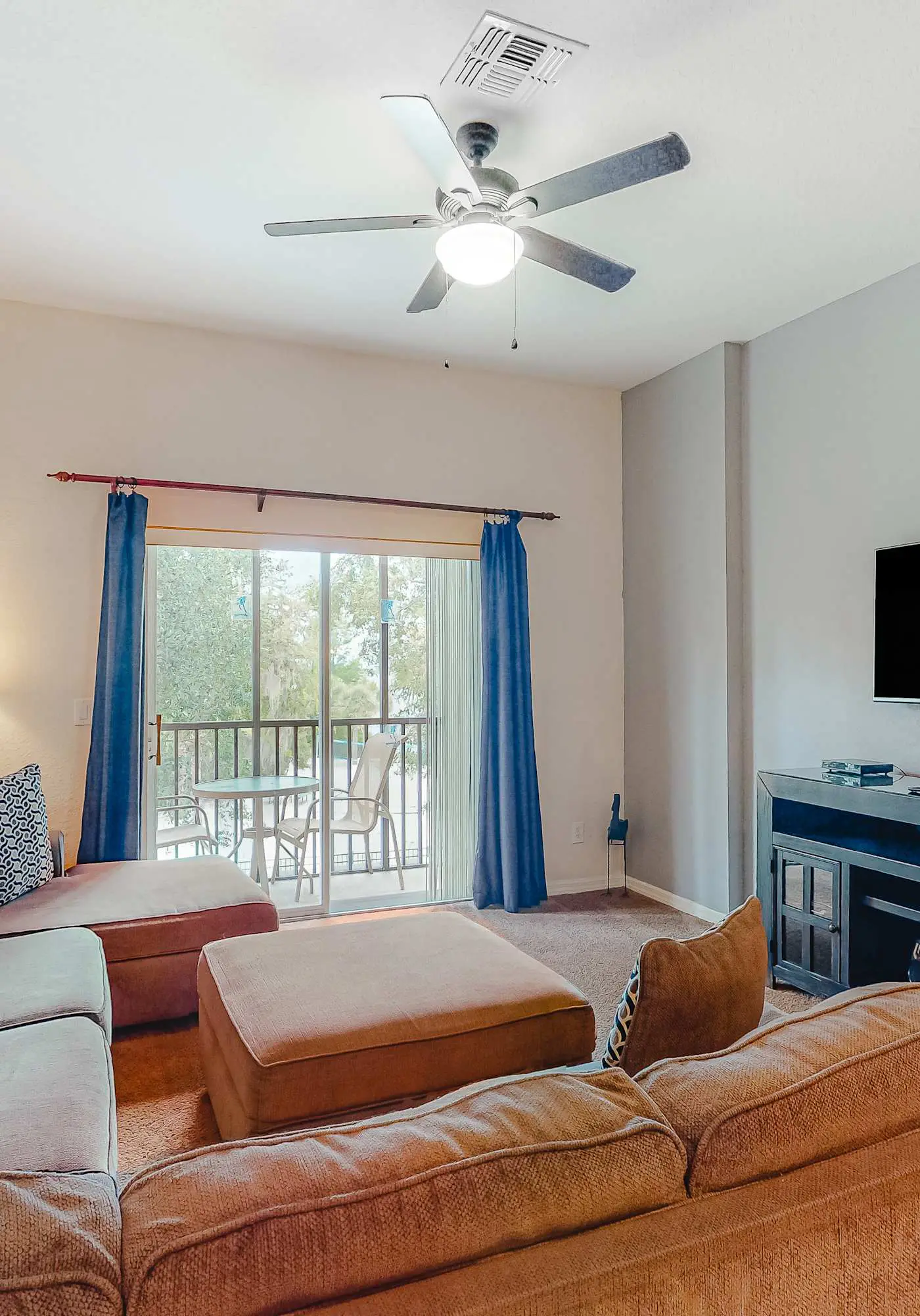 2nd floor condo near theme parks, restaurant, gym, shared pools, tennis court