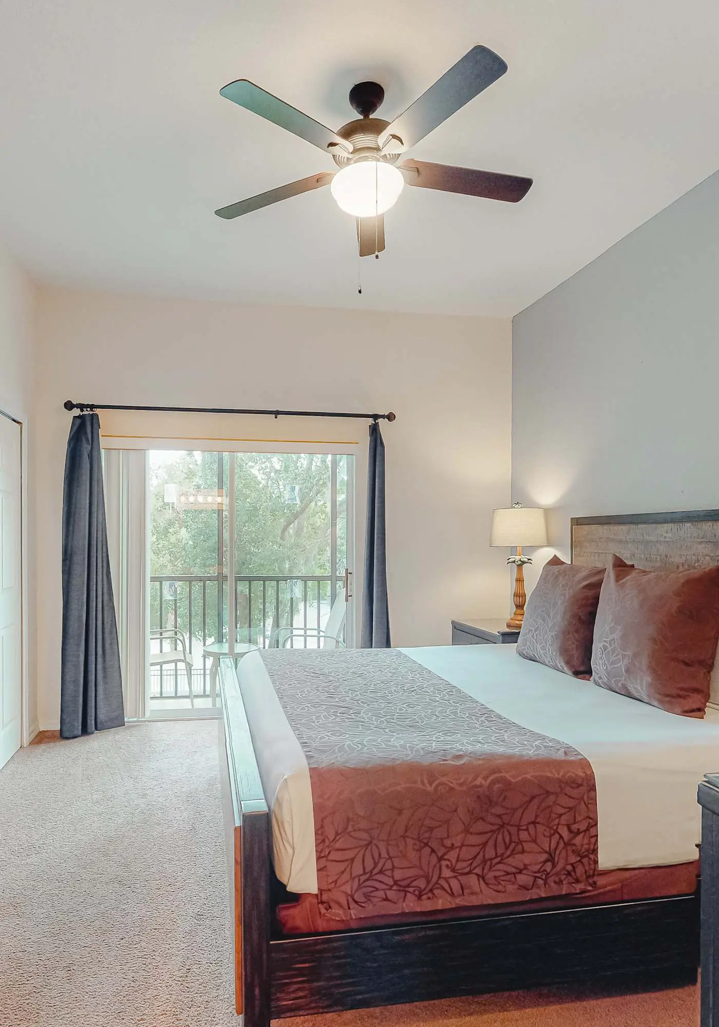 2nd floor condo near theme parks, restaurant, gym, shared pools, tennis court