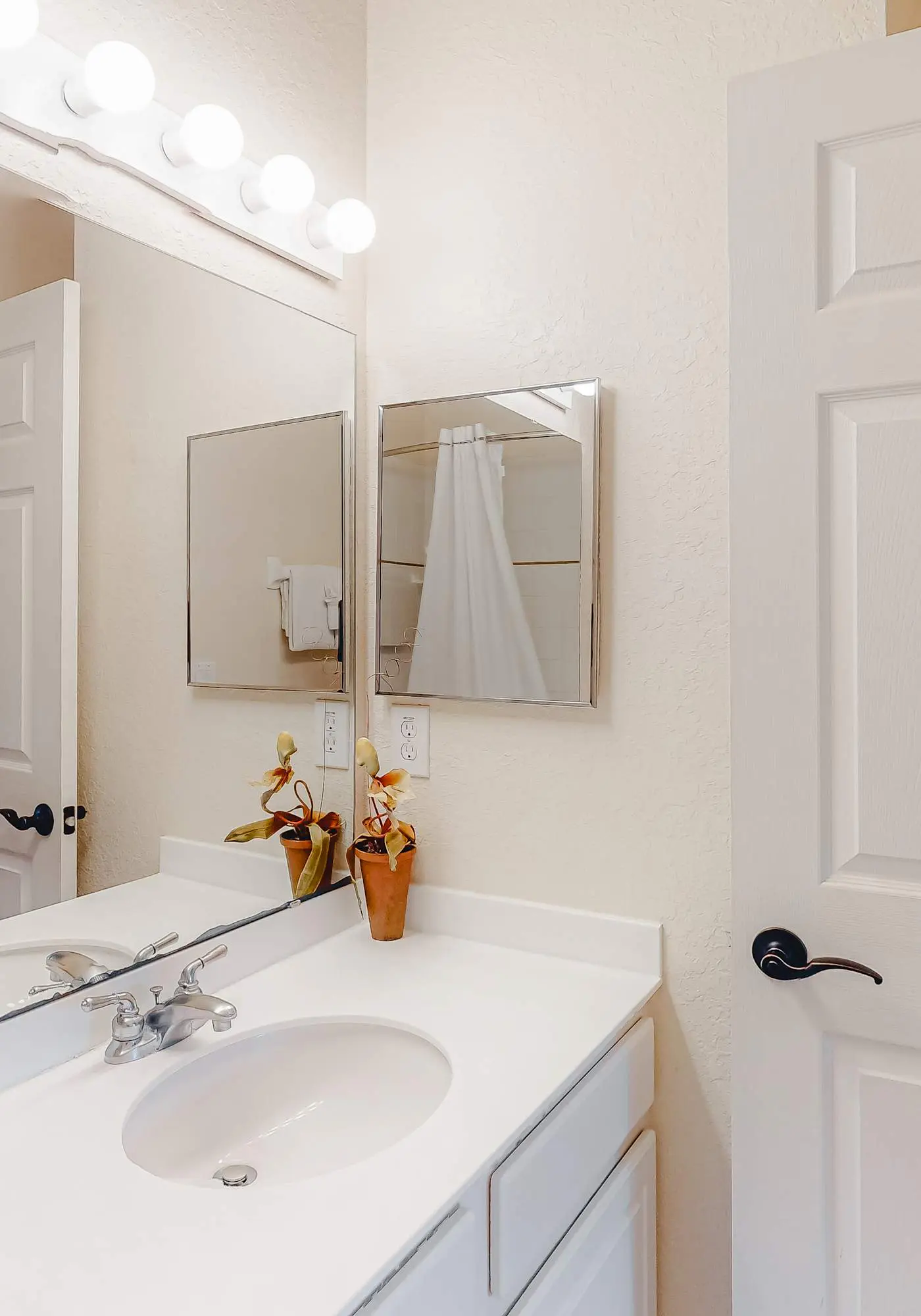 2nd floor condo near theme parks, restaurant, gym, shared pools, tennis court