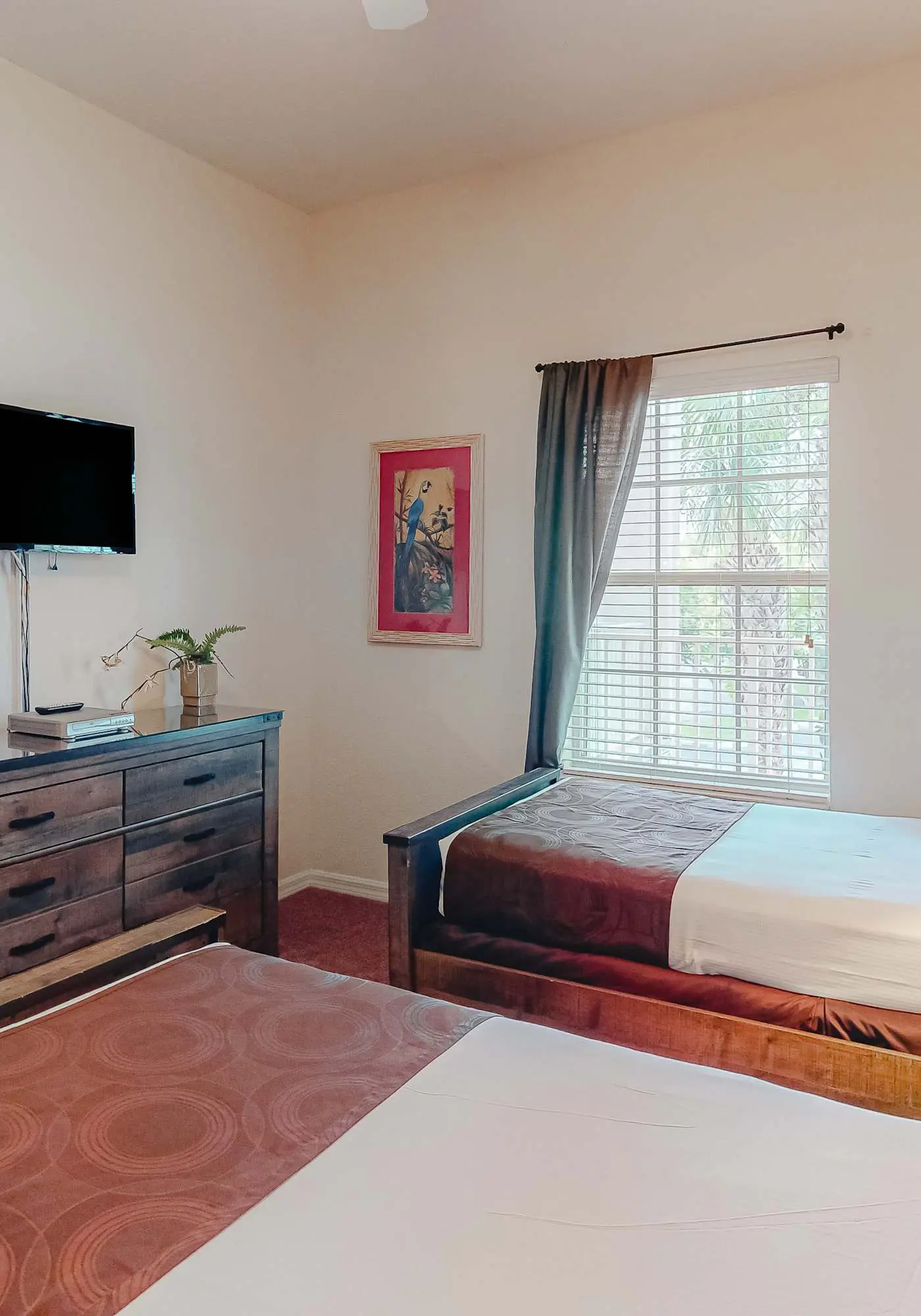 2nd floor condo near theme parks, restaurant, gym, shared pools, tennis court