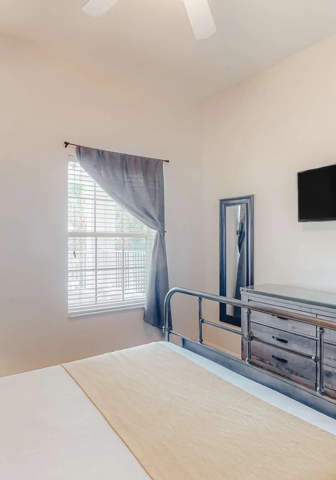 2nd floor condo near theme parks, restaurant, gym, shared pools, tennis court