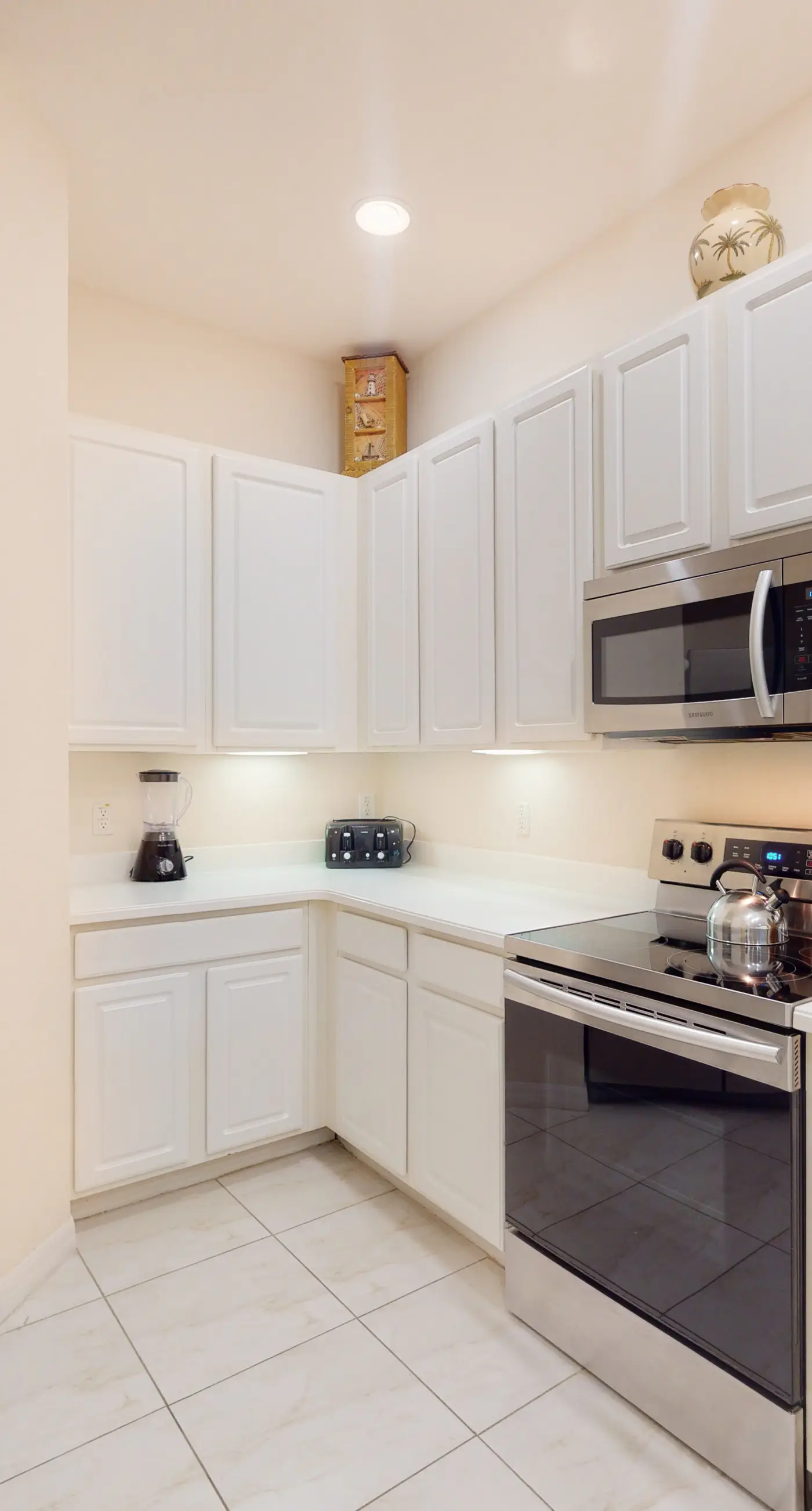 1st floor condo w/ restaurant, limited-mobility access, patio, sauna, gym