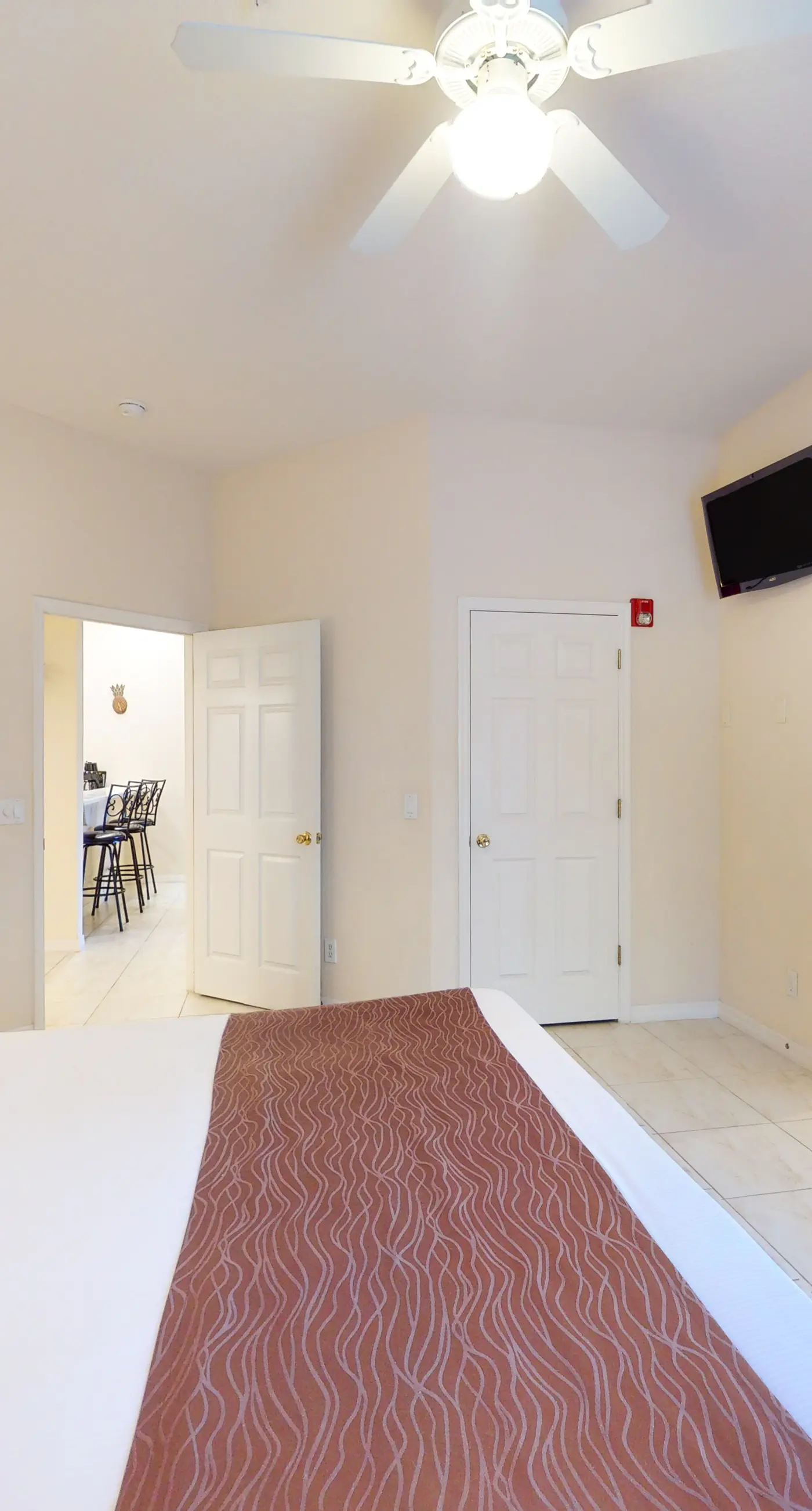 1st floor condo w/ restaurant, limited-mobility access, patio, sauna, gym