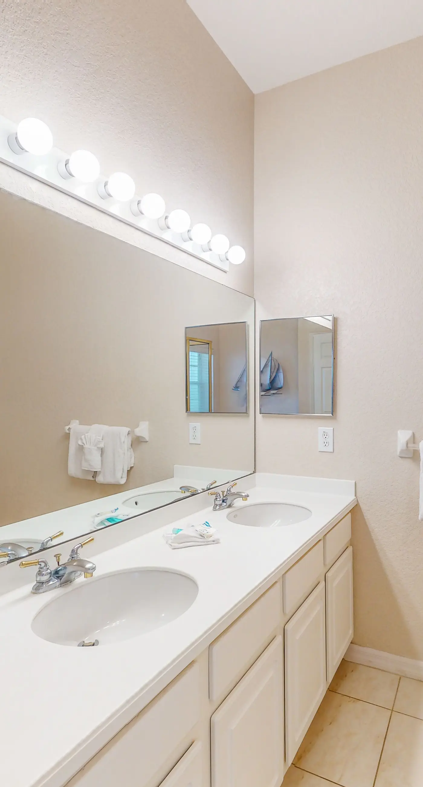 1st floor condo w/ restaurant, limited-mobility access, patio, sauna, gym