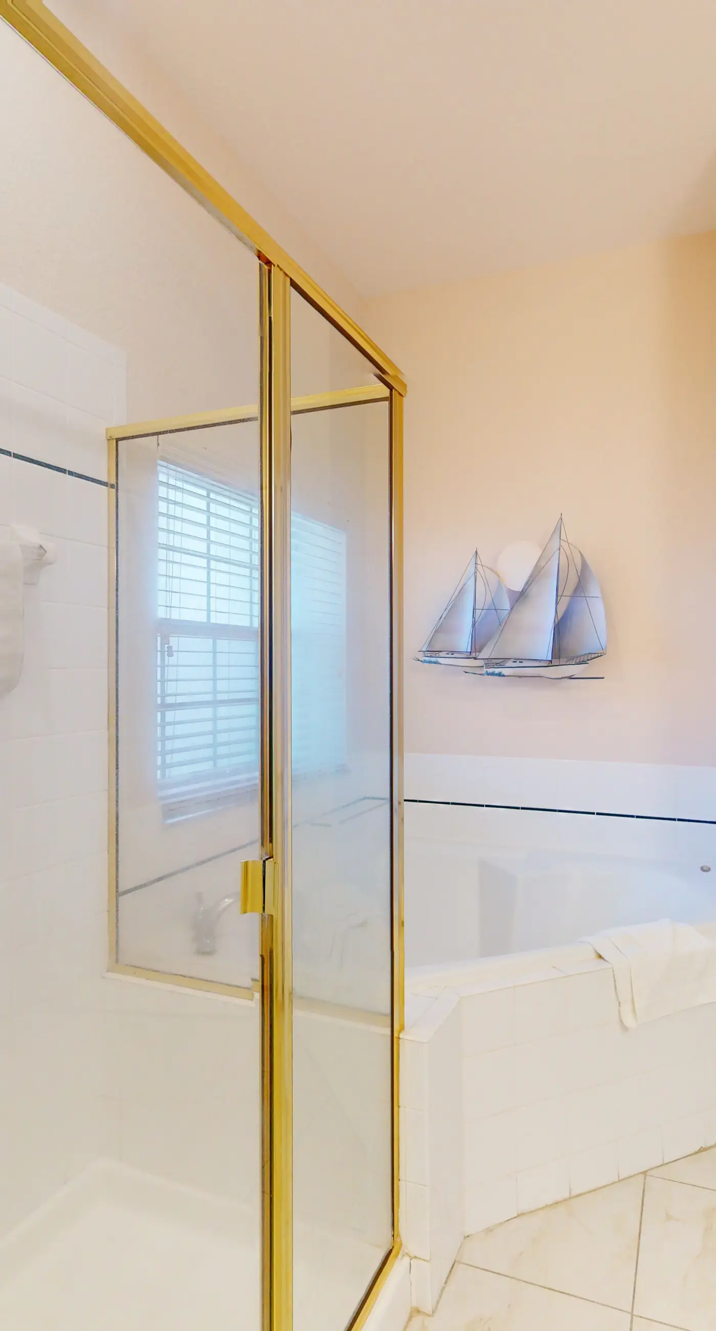 1st floor condo w/ restaurant, limited-mobility access, patio, sauna, gym