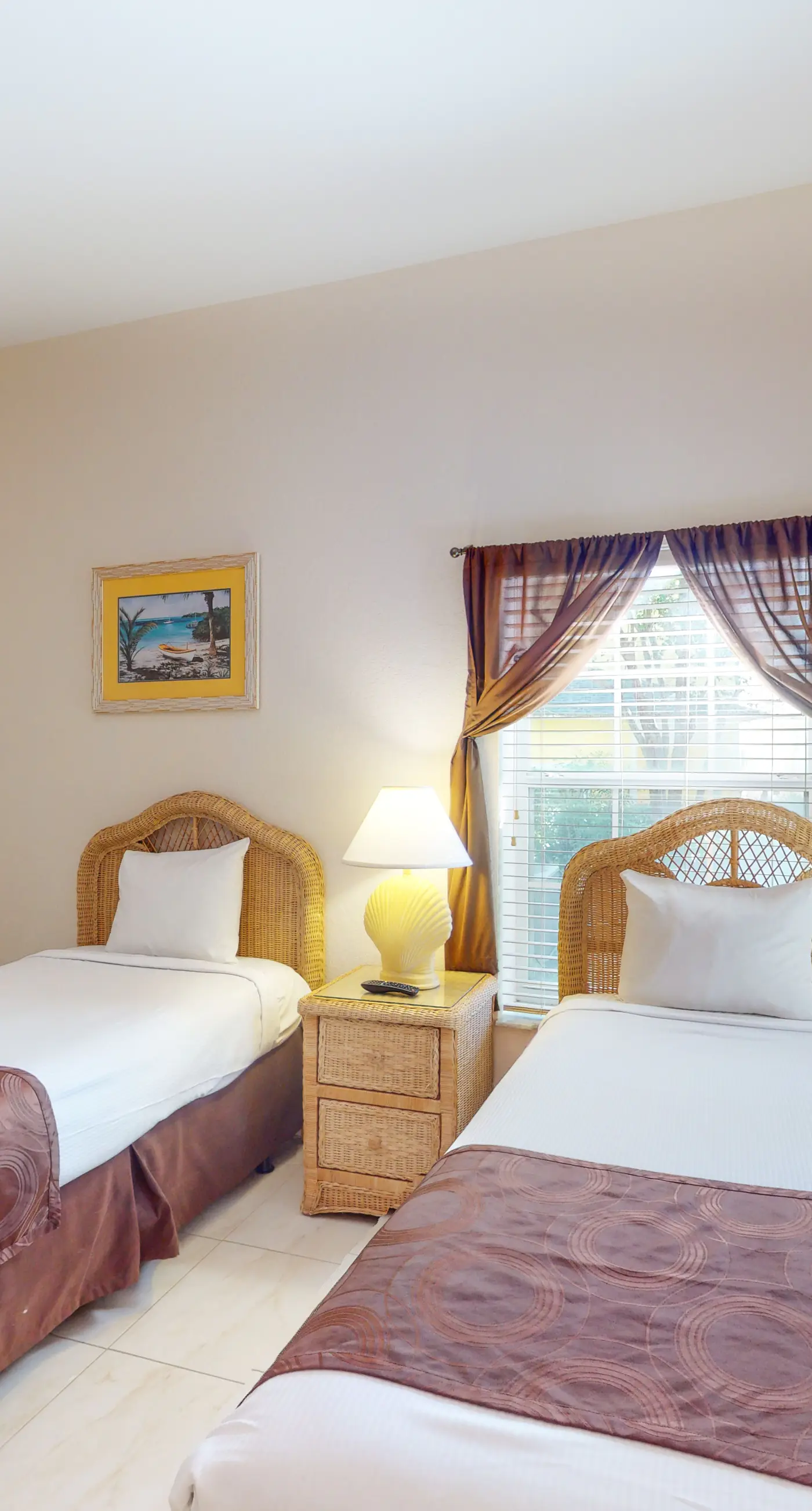 1st floor condo w/ restaurant, limited-mobility access, patio, sauna, gym