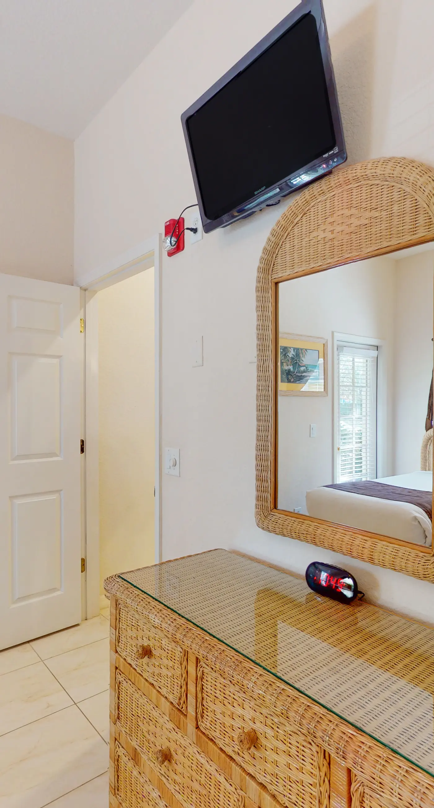 1st floor condo w/ restaurant, limited-mobility access, patio, sauna, gym