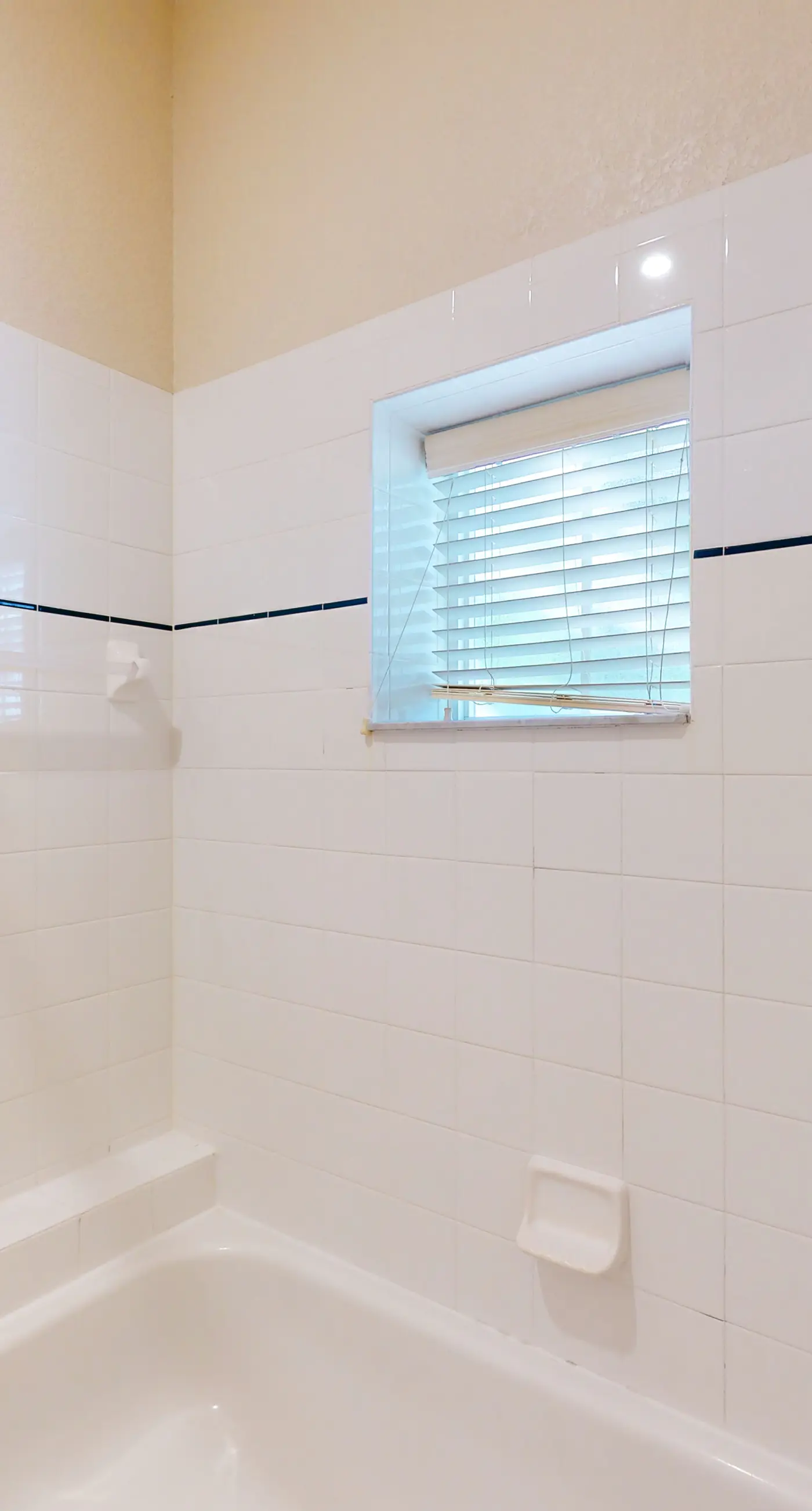 1st floor condo w/ restaurant, limited-mobility access, patio, sauna, gym