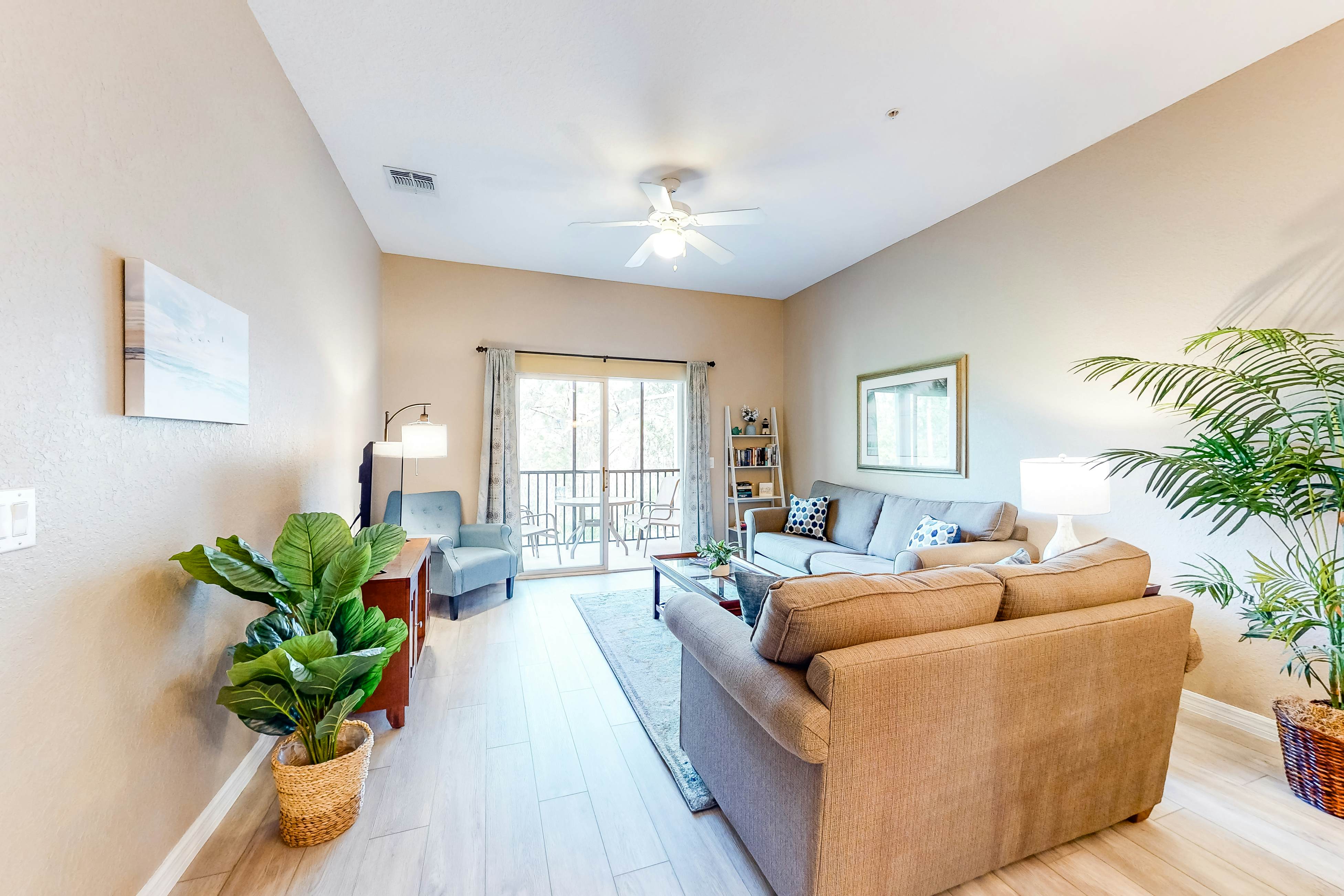 2nd floor end condo near Disney w/ balcony, sauna, shared pools, tennis court