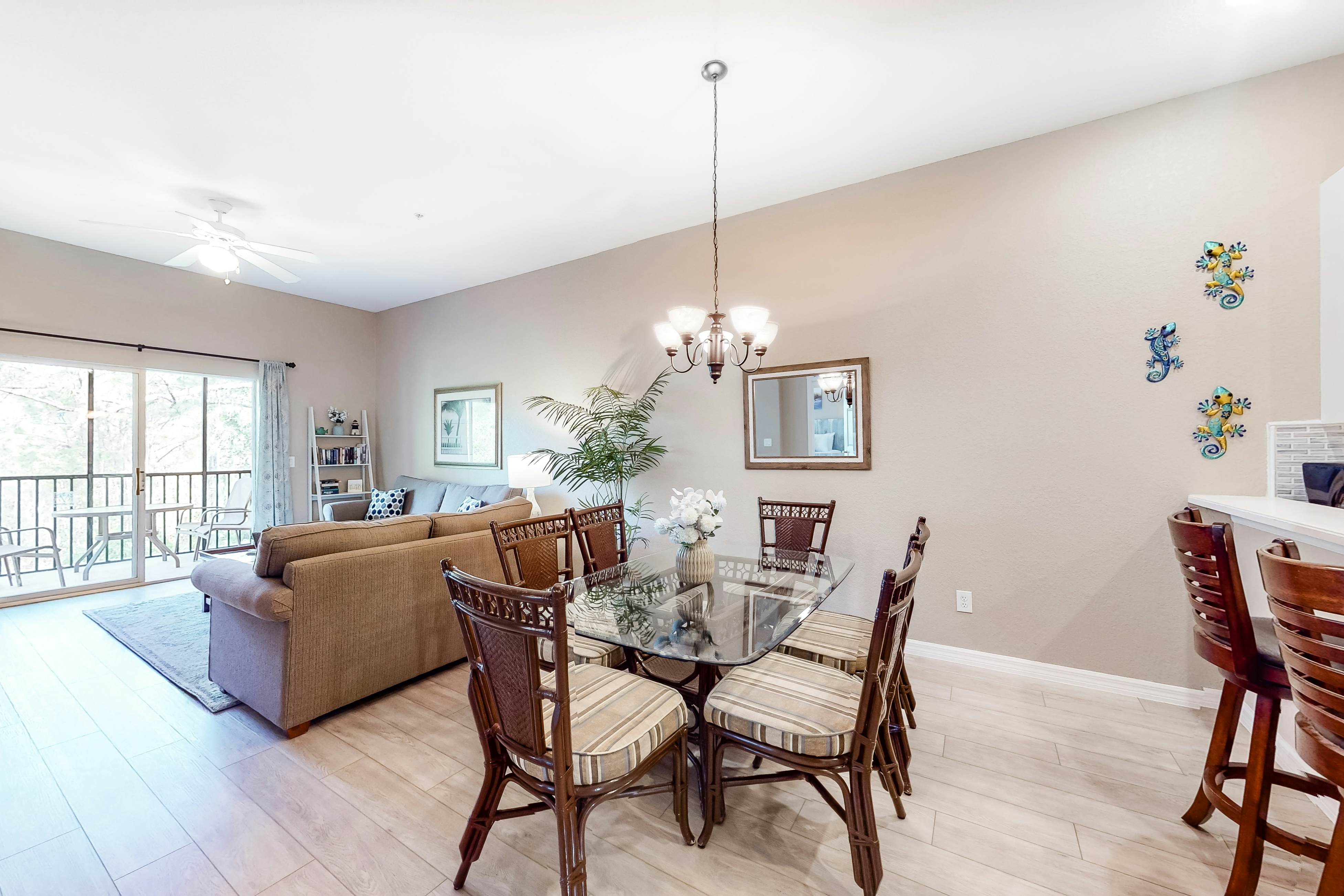 2nd floor end condo near Disney w/ balcony, sauna, shared pools, tennis court