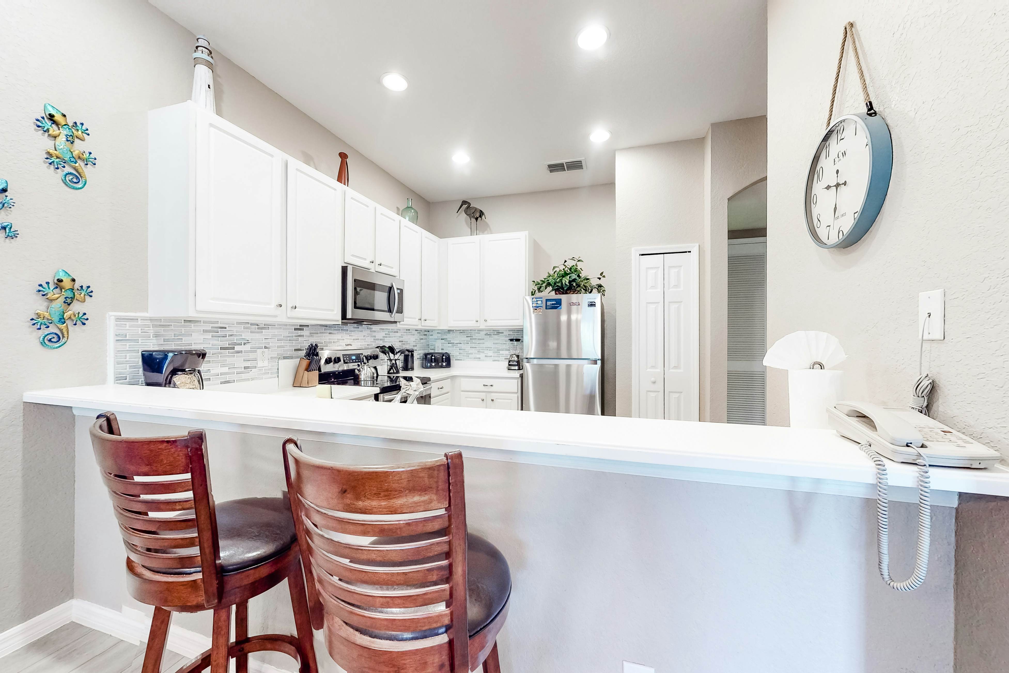 2nd floor end condo near Disney w/ balcony, sauna, shared pools, tennis court