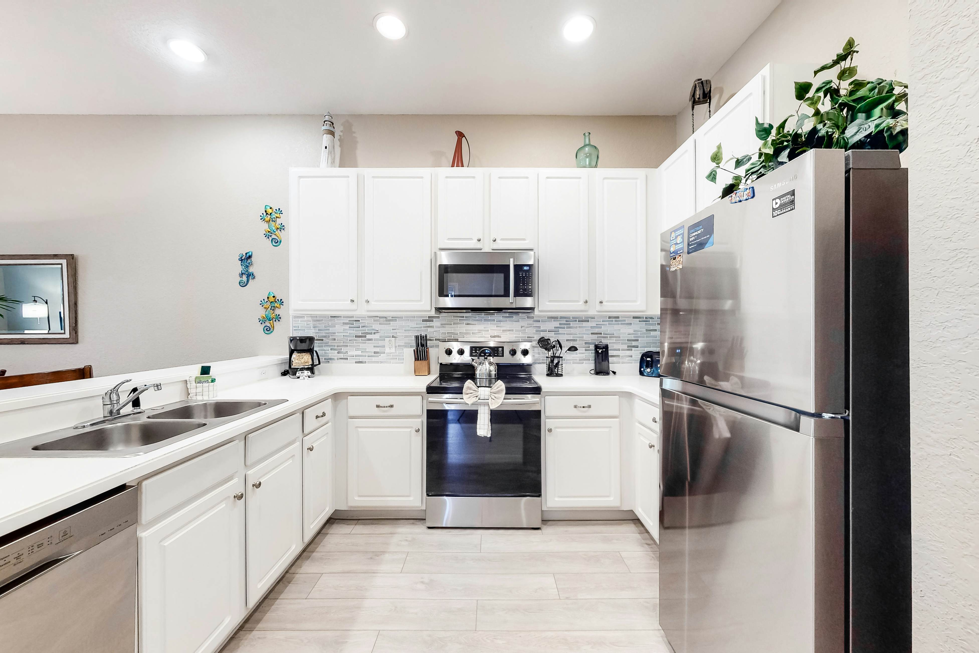 2nd floor end condo near Disney w/ balcony, sauna, shared pools, tennis court