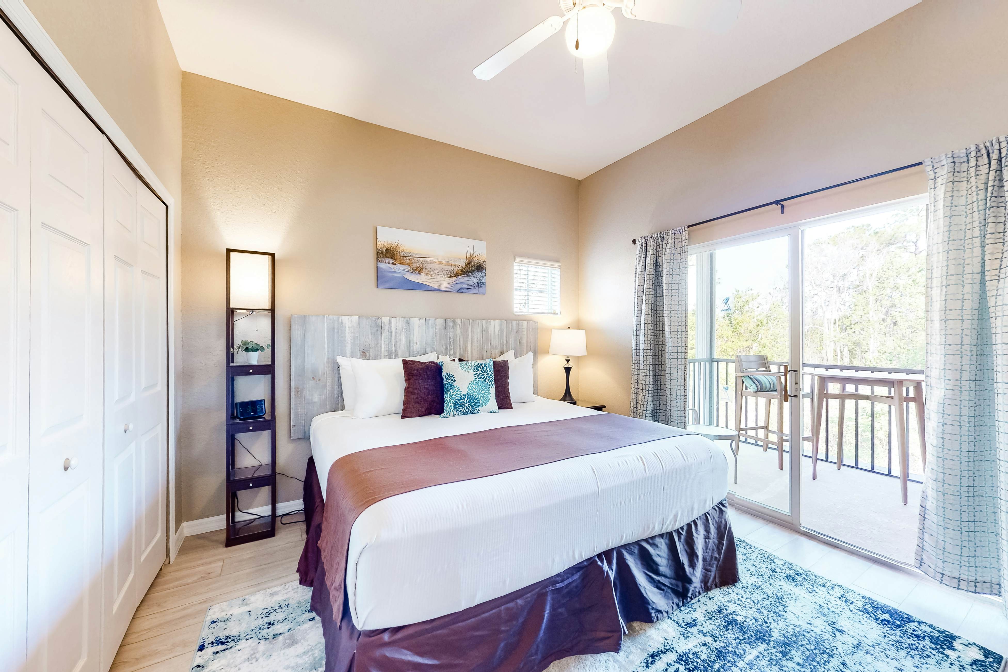 2nd floor end condo near Disney w/ balcony, sauna, shared pools, tennis court