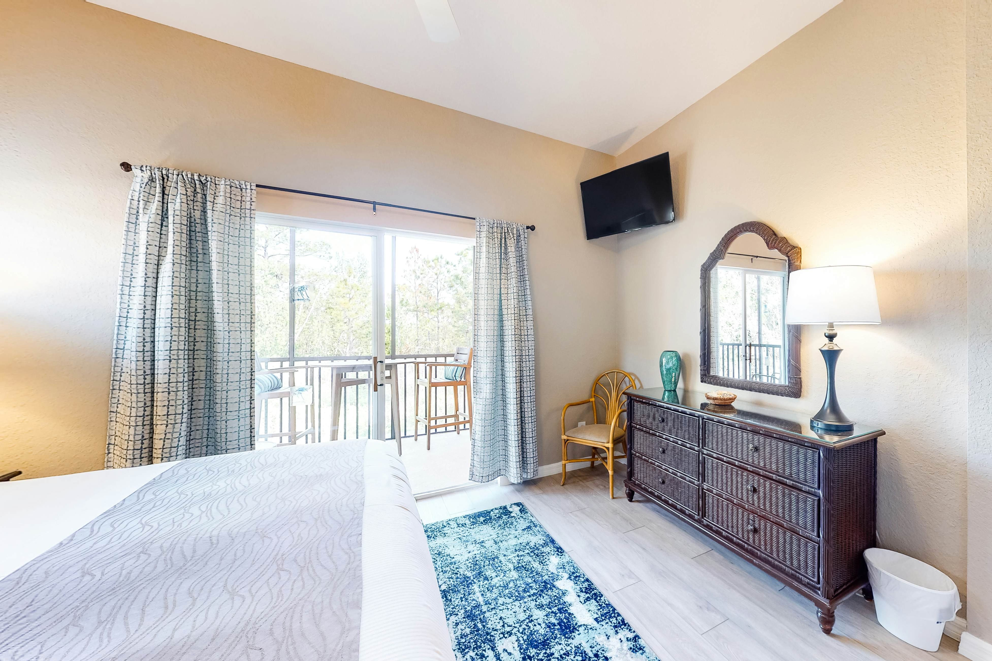 2nd floor end condo near Disney w/ balcony, sauna, shared pools, tennis court