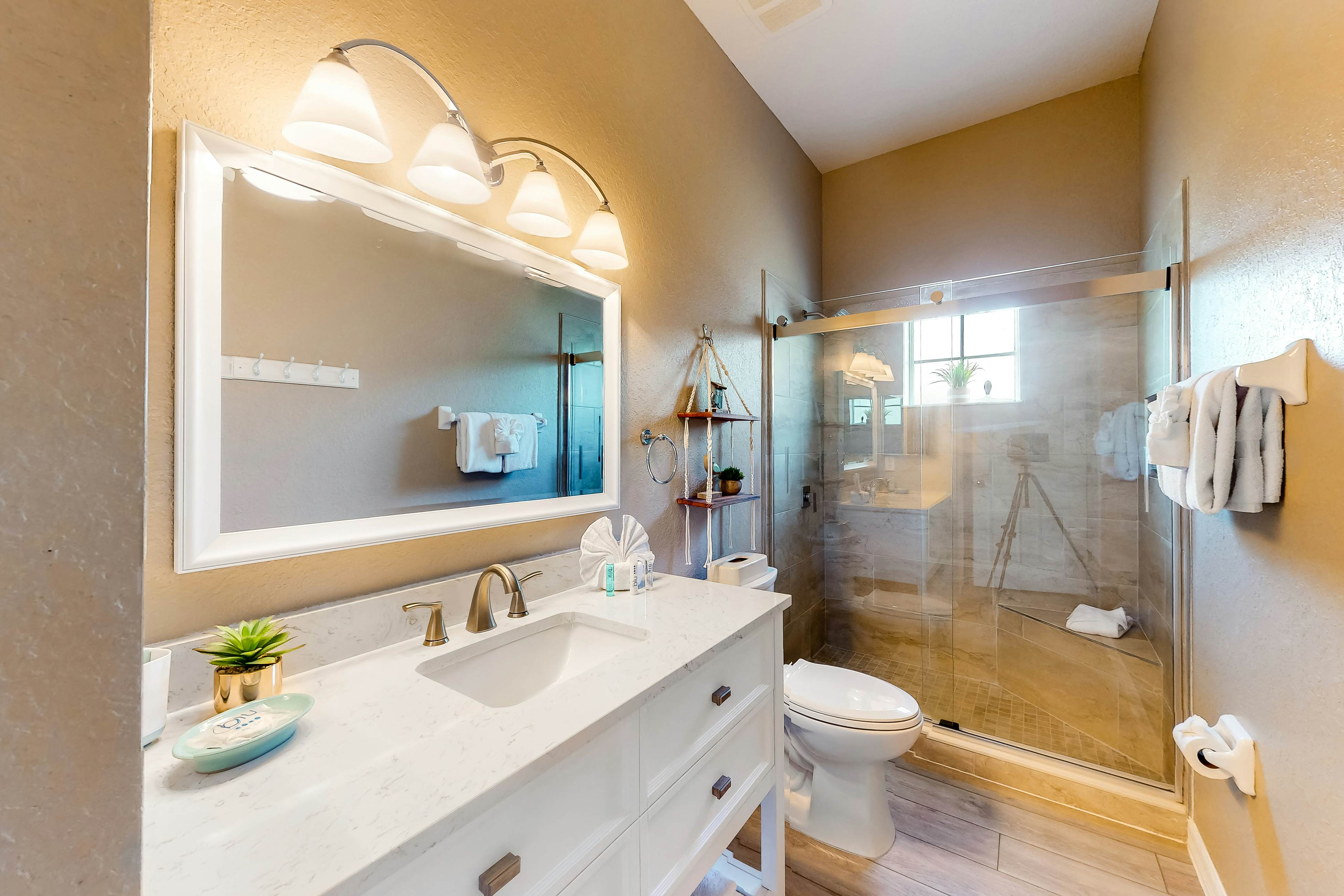 2nd floor end condo near Disney w/ balcony, sauna, shared pools, tennis court