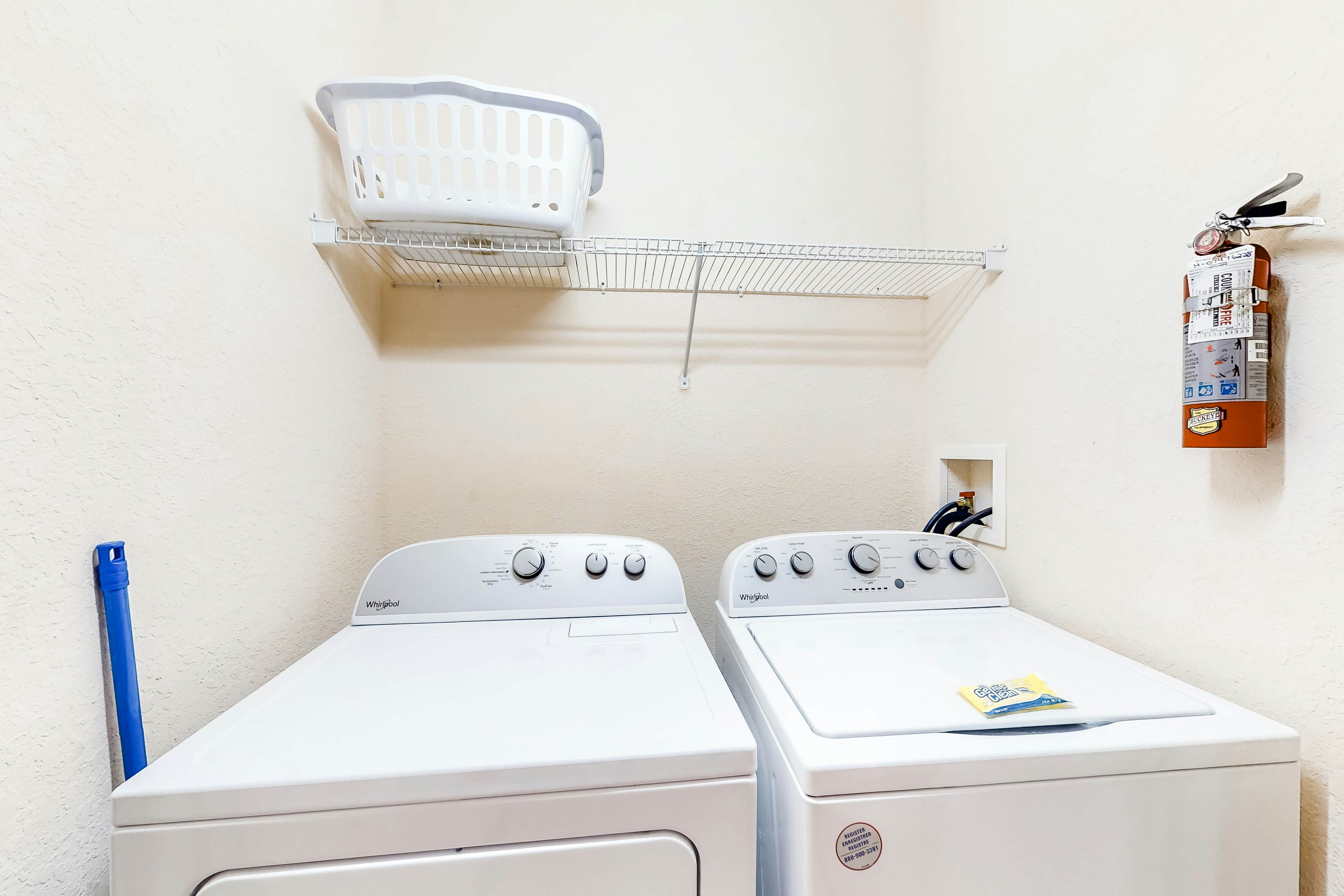 2nd floor end condo near Disney w/ balcony, sauna, shared pools, tennis court