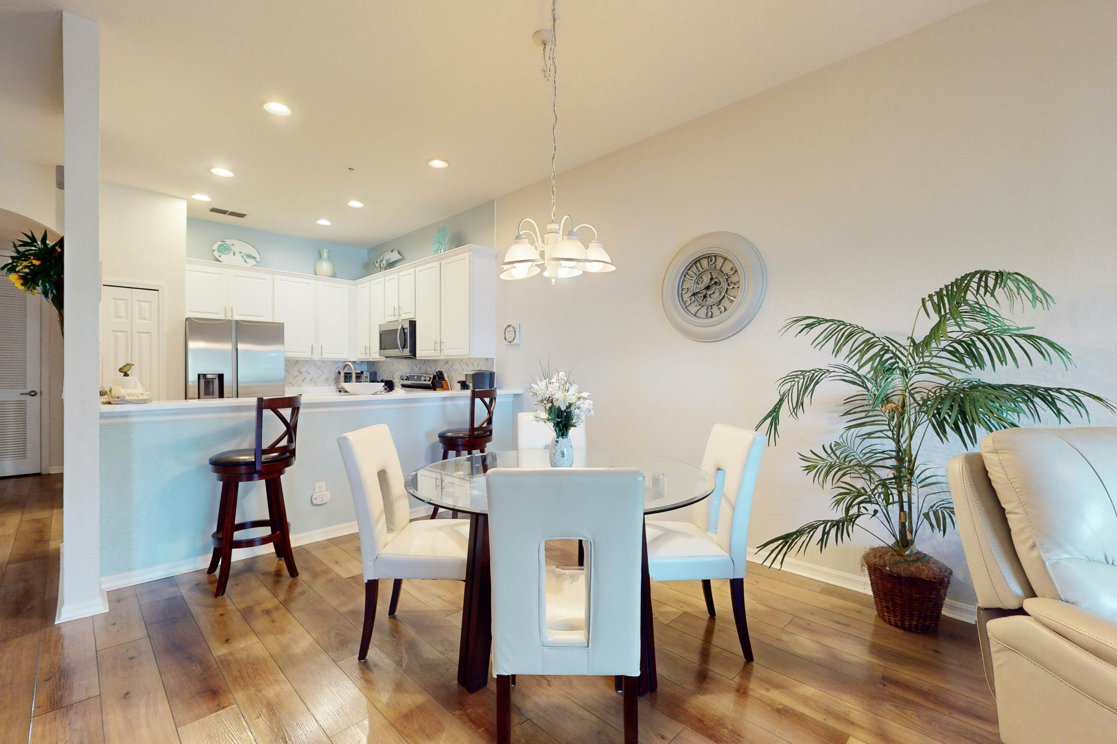 2nd-floor condo with premium location in fabulous Bahama Bay Resort, gym & sauna