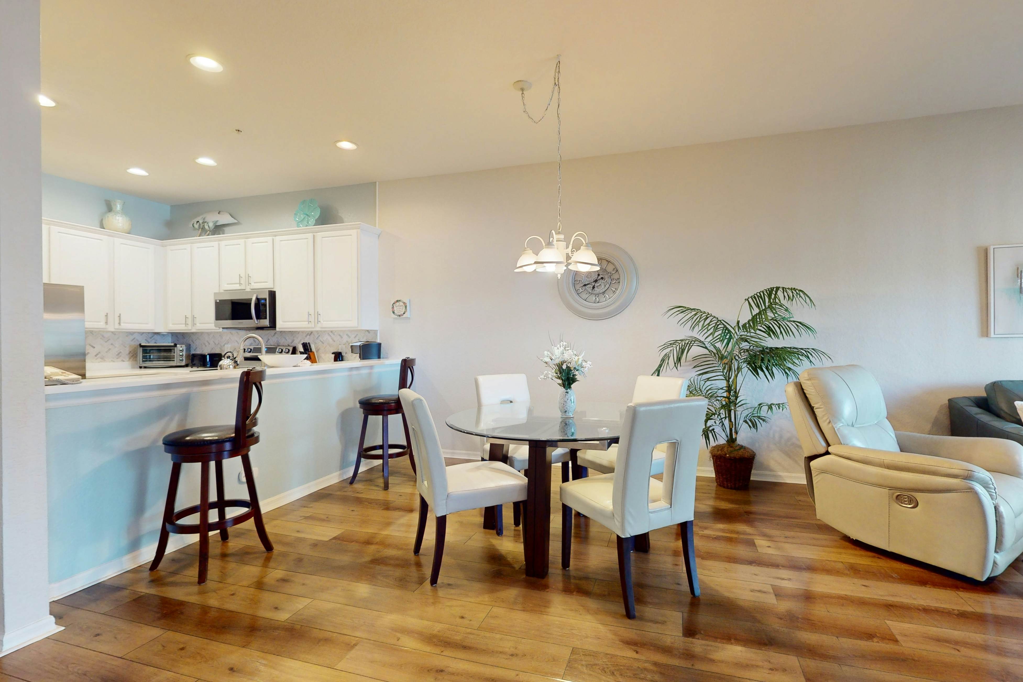 2nd-floor condo with premium location in fabulous Bahama Bay Resort, gym & sauna