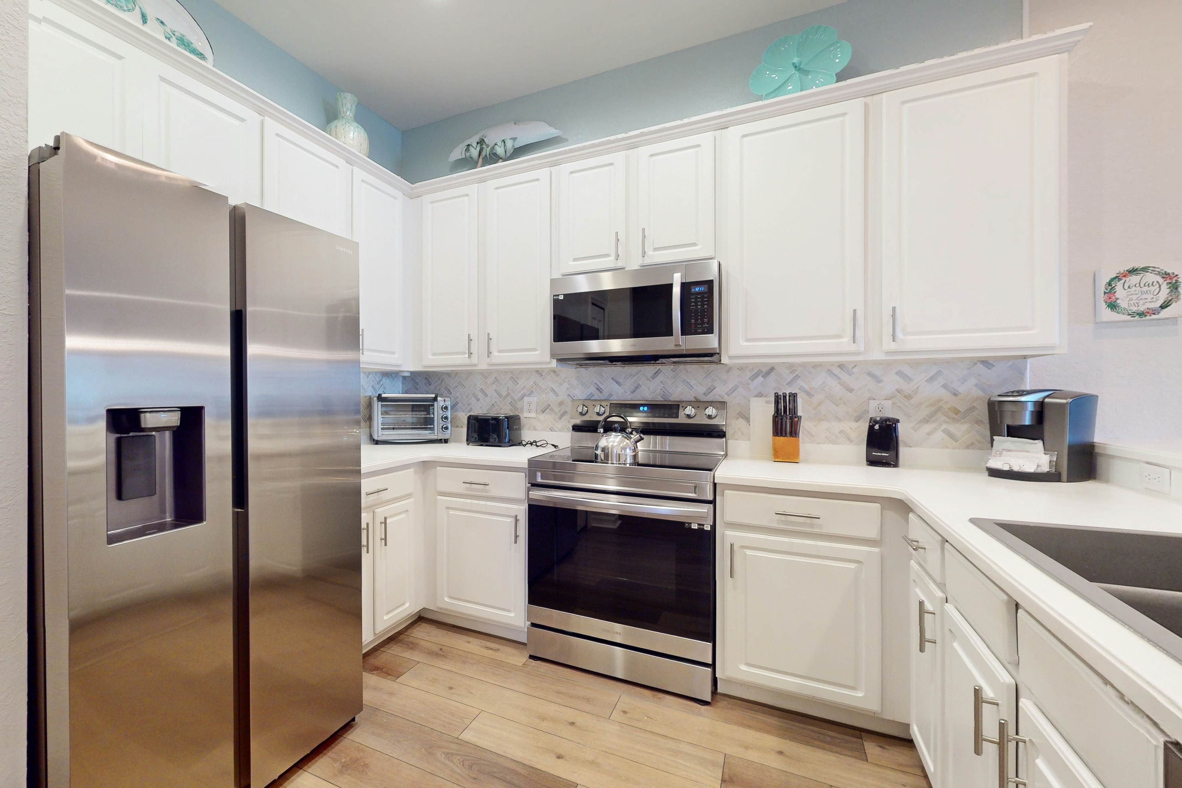 2nd-floor condo with premium location in fabulous Bahama Bay Resort, gym & sauna