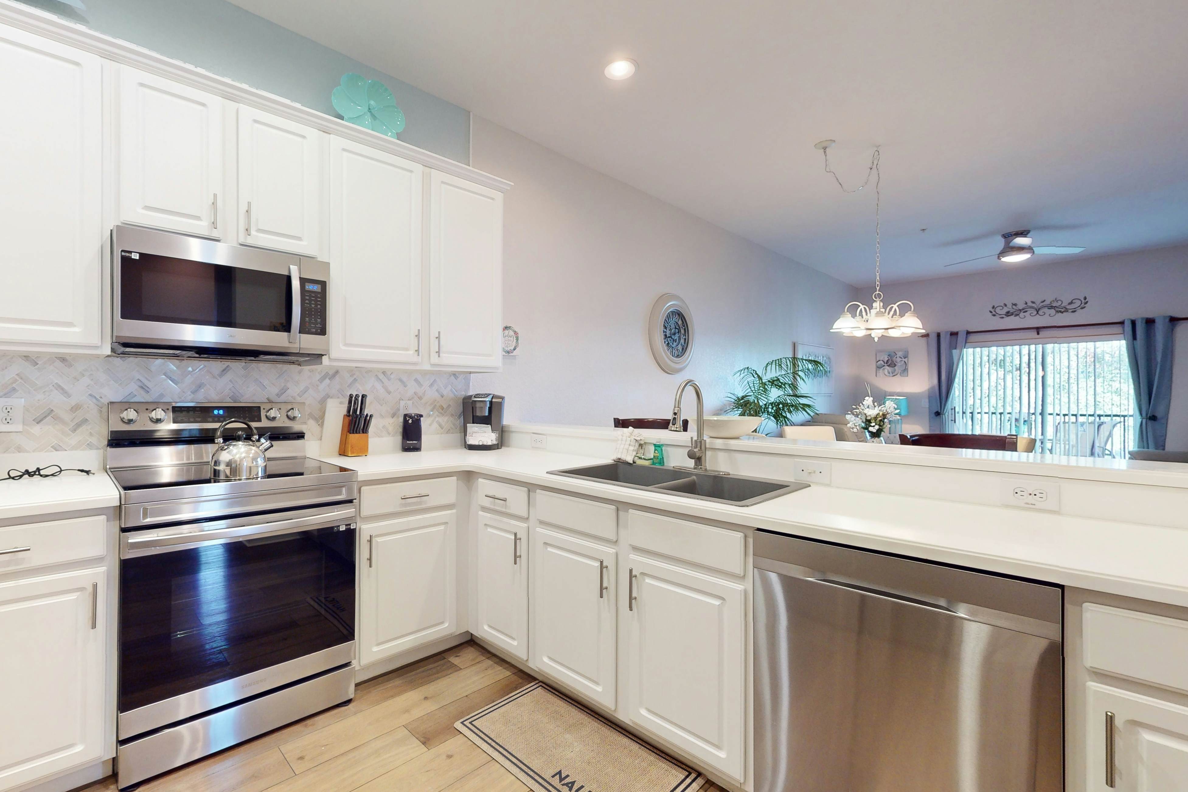 2nd-floor condo with premium location in fabulous Bahama Bay Resort, gym & sauna