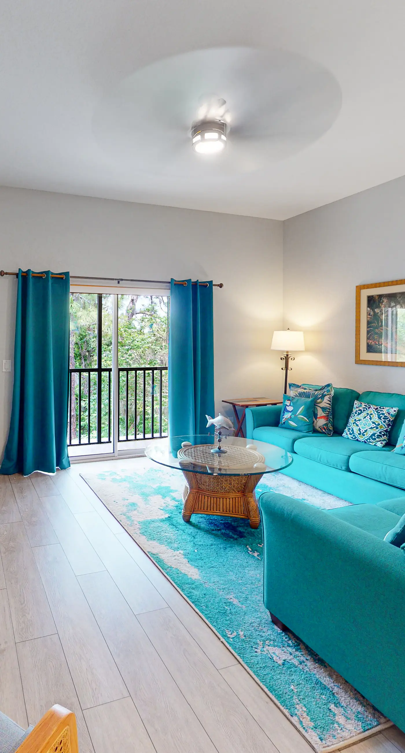 3rd floor condo w/ restaurant, balcony, near theme parks, sauna, shared pools