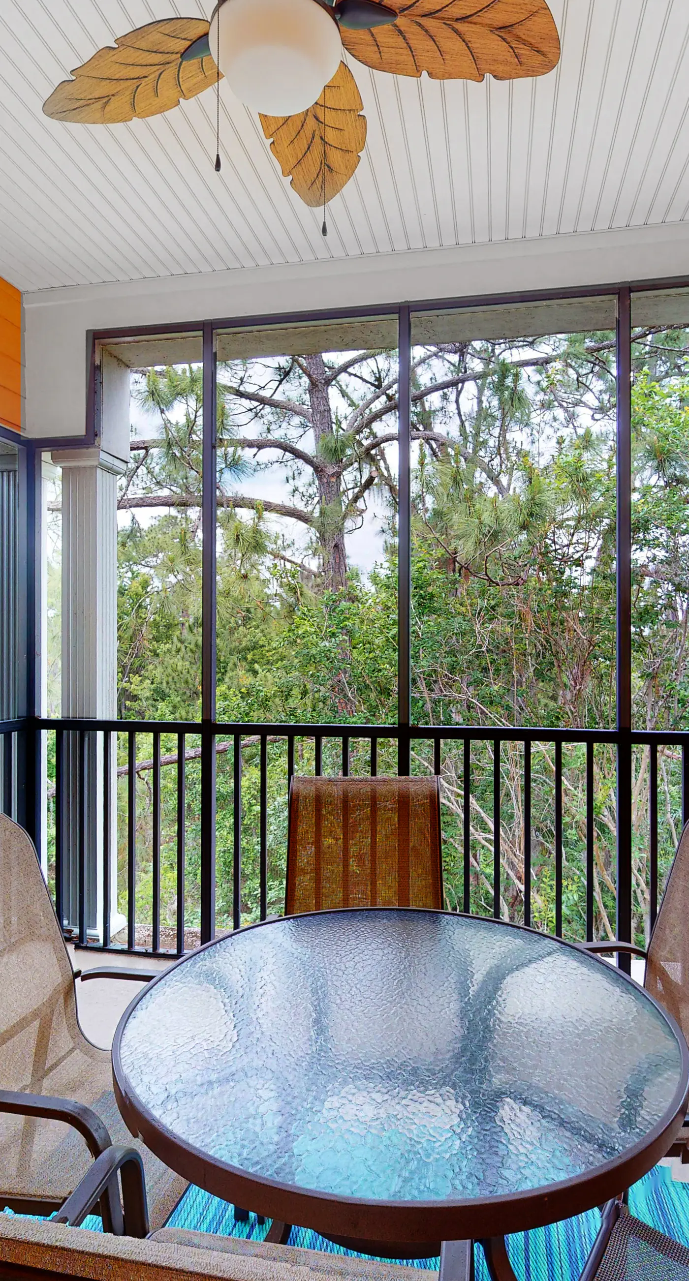 3rd floor condo w/ restaurant, balcony, near theme parks, sauna, shared pools