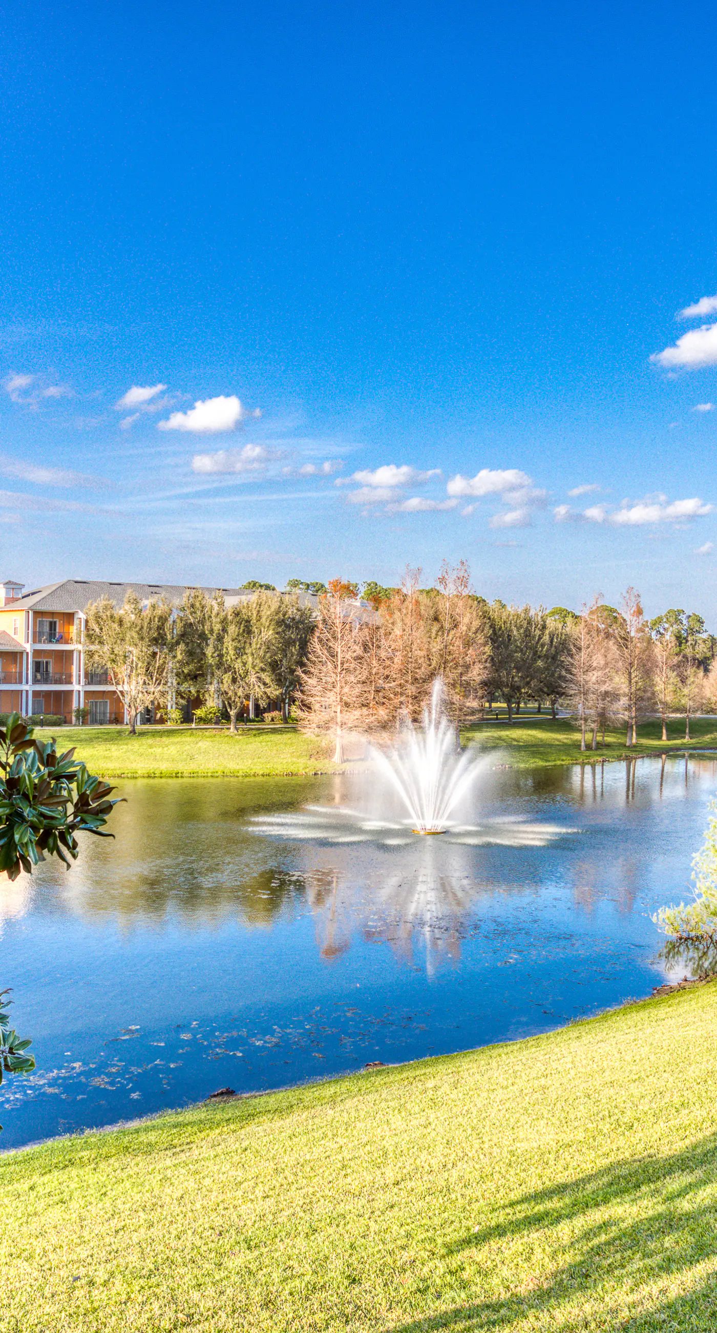 3rd floor condo w/ restaurant, balcony, near theme parks, sauna, shared pools